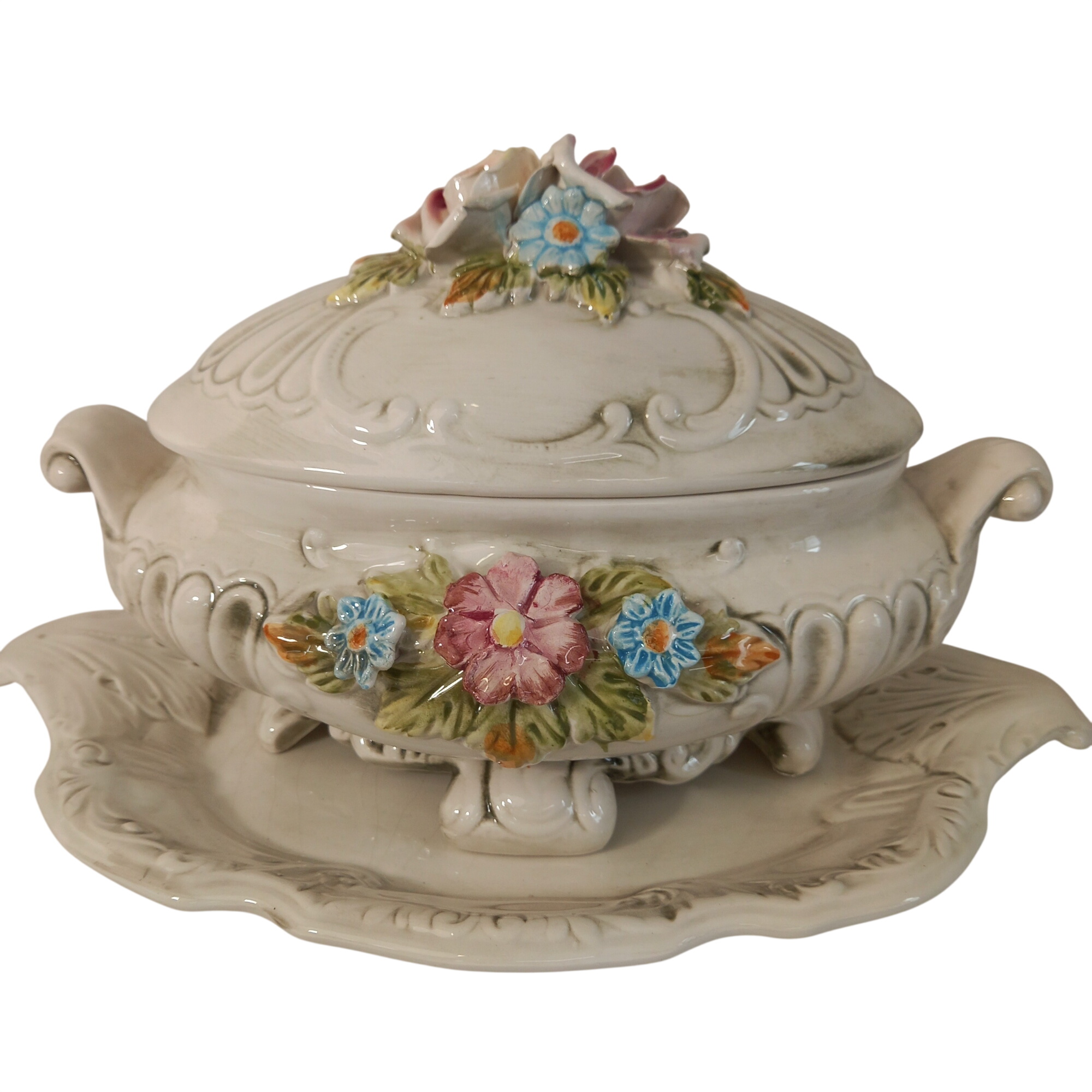 Acheter Soupière décorative avec plateau (dormant), décorée main, en porcelaine et faience, estampillée "Made in Italy" Bon état - 27,00 € Soupière décorative avec plateau (dormant), décorée main, en porcelaine et faience, estampillée "Made in Italy" Bon état reconditionné disponible sur Label Emmaüs