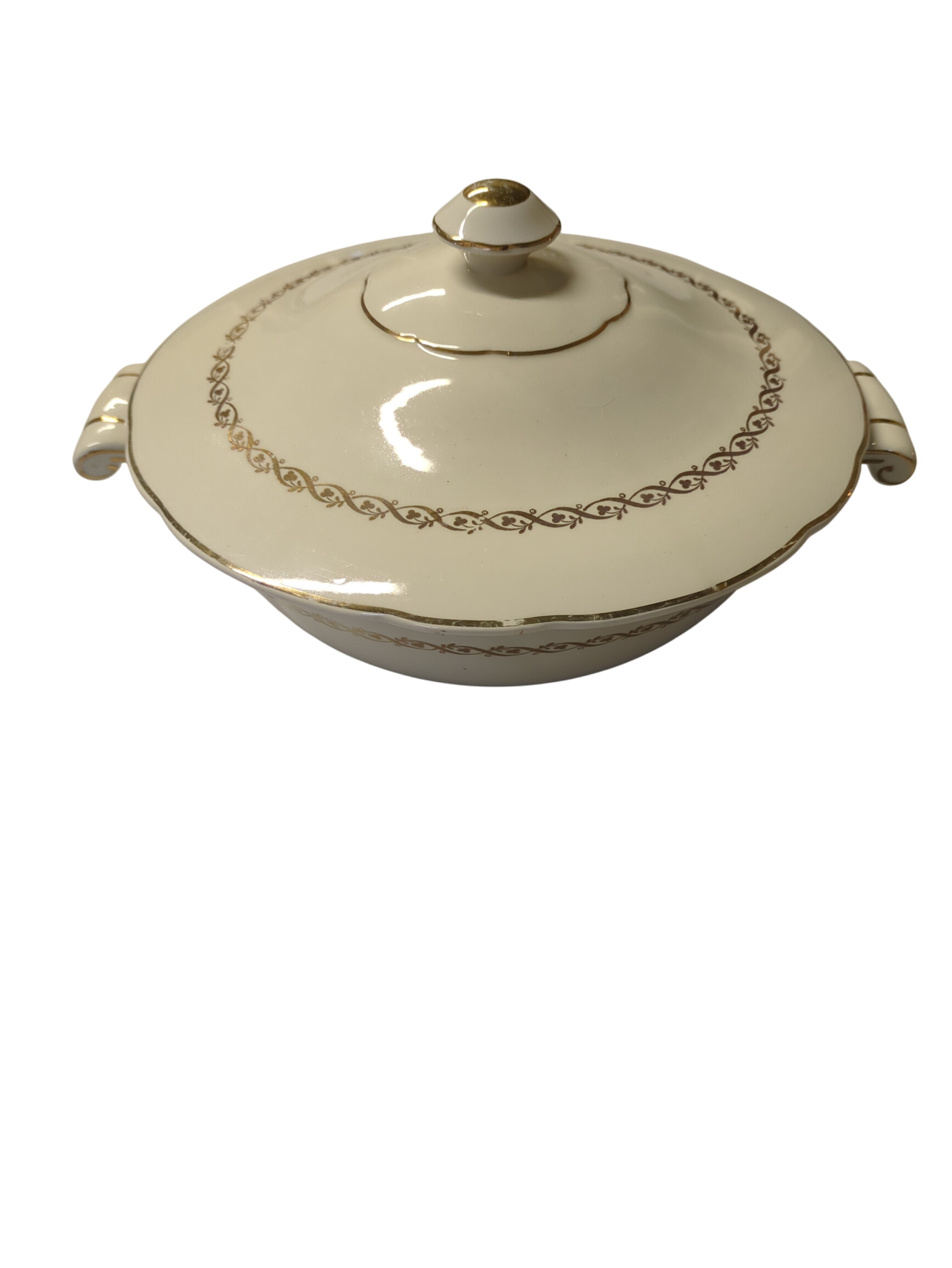Soupière en demi-porcelaine Luneville "Aglaé" Bon état - 15,00 € Soupière en demi-porcelaine Luneville "Aglaé" Bon état reconditionné disponible sur Label Emmaüs