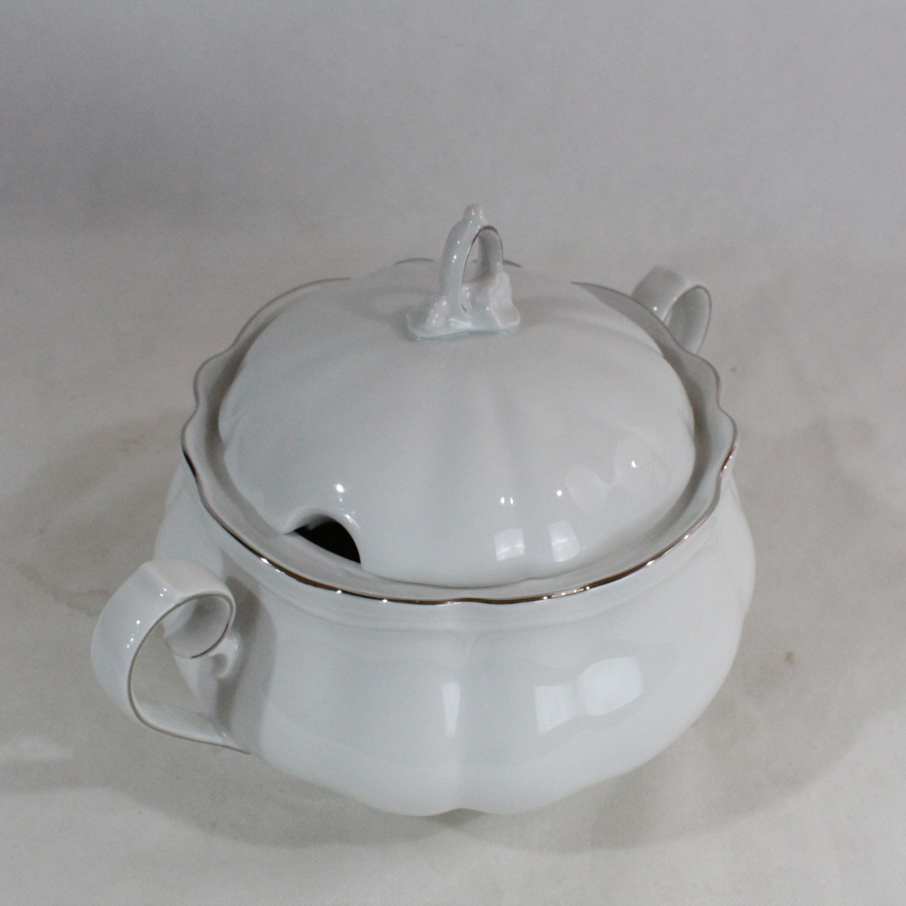Soupière en porcelaine de Bavière Bon état - 10,00 € Soupière en porcelaine de Bavière Bon état reconditionné disponible sur Label Emmaüs