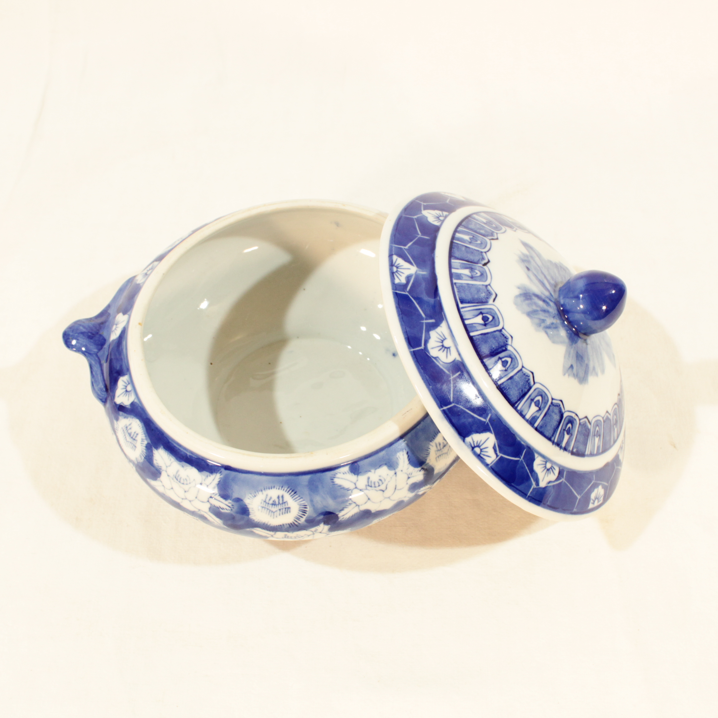 Voir photo 2 de Soupière en porcelaine de Chine Soupière en porcelaine de Chine Bon état reconditionné photo 2