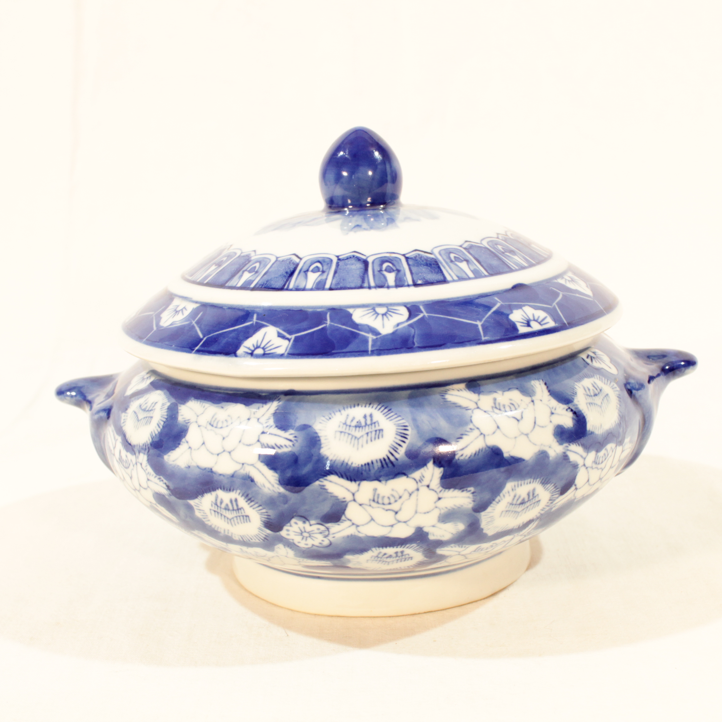 Soupière en porcelaine de Chine Bon état - 15,00 € Soupière en porcelaine de Chine Bon état reconditionné disponible sur Label Emmaüs