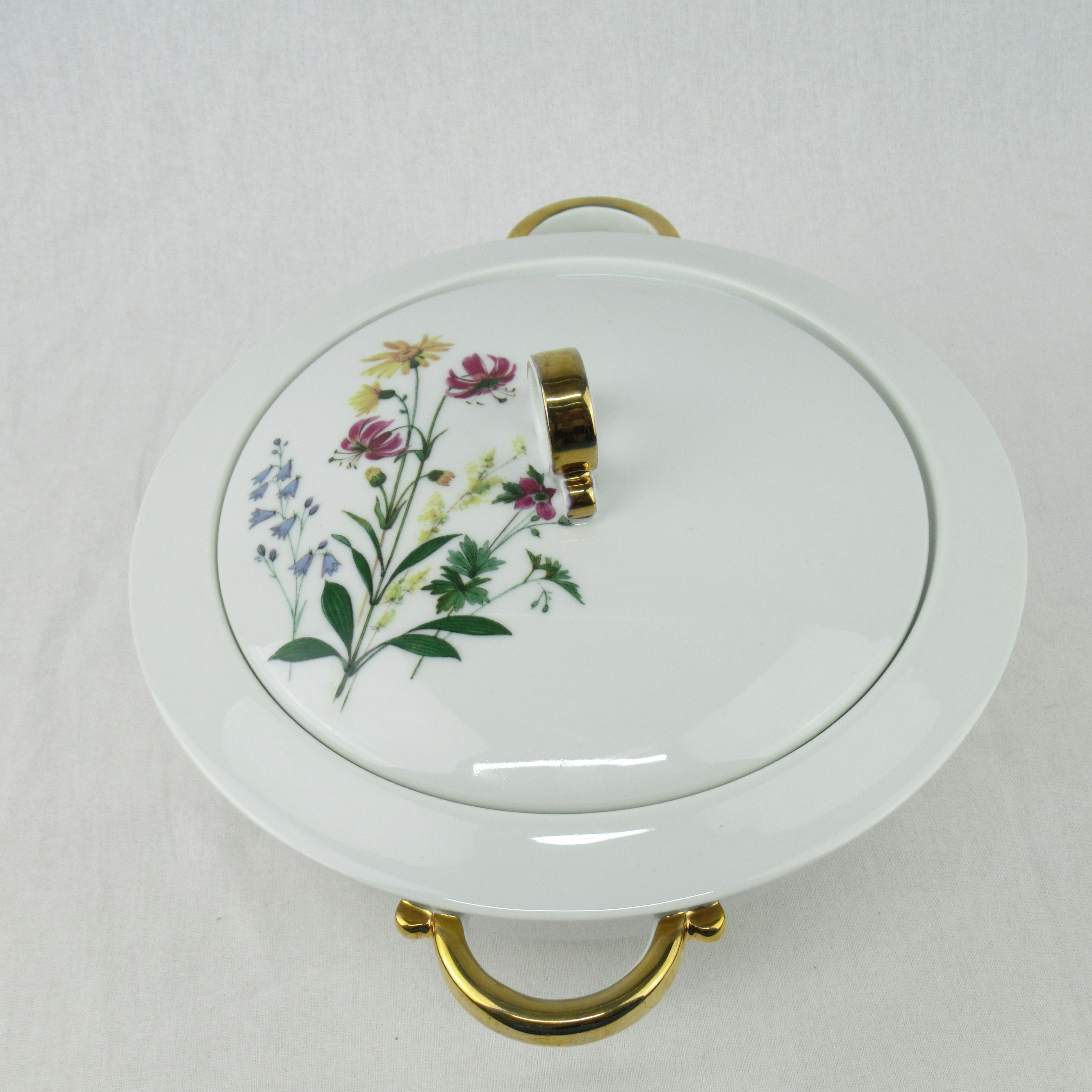 Soupière en porcelaine de Limoges A. Vignaud motif floral Bon état - 12,50 € Soupière en porcelaine de Limoges A. Vignaud motif floral Bon état reconditionné disponible sur Label Emmaüs