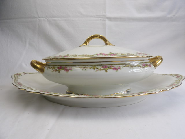 Soupière et Plateau en Porcelaine de Limoge Bon état - 35,00 € Soupière et Plateau en Porcelaine de Limoge Bon état reconditionné disponible sur Label Emmaüs