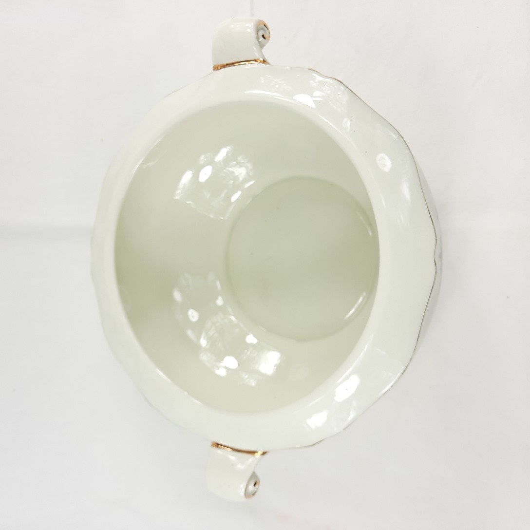 Voir photo 2 de Soupière porcelaine blanche décor doré et fleuri vintage années 50 Soupière porcelaine blanche décor doré et fleuri vintage années 50 Très bon état reconditionné photo 2