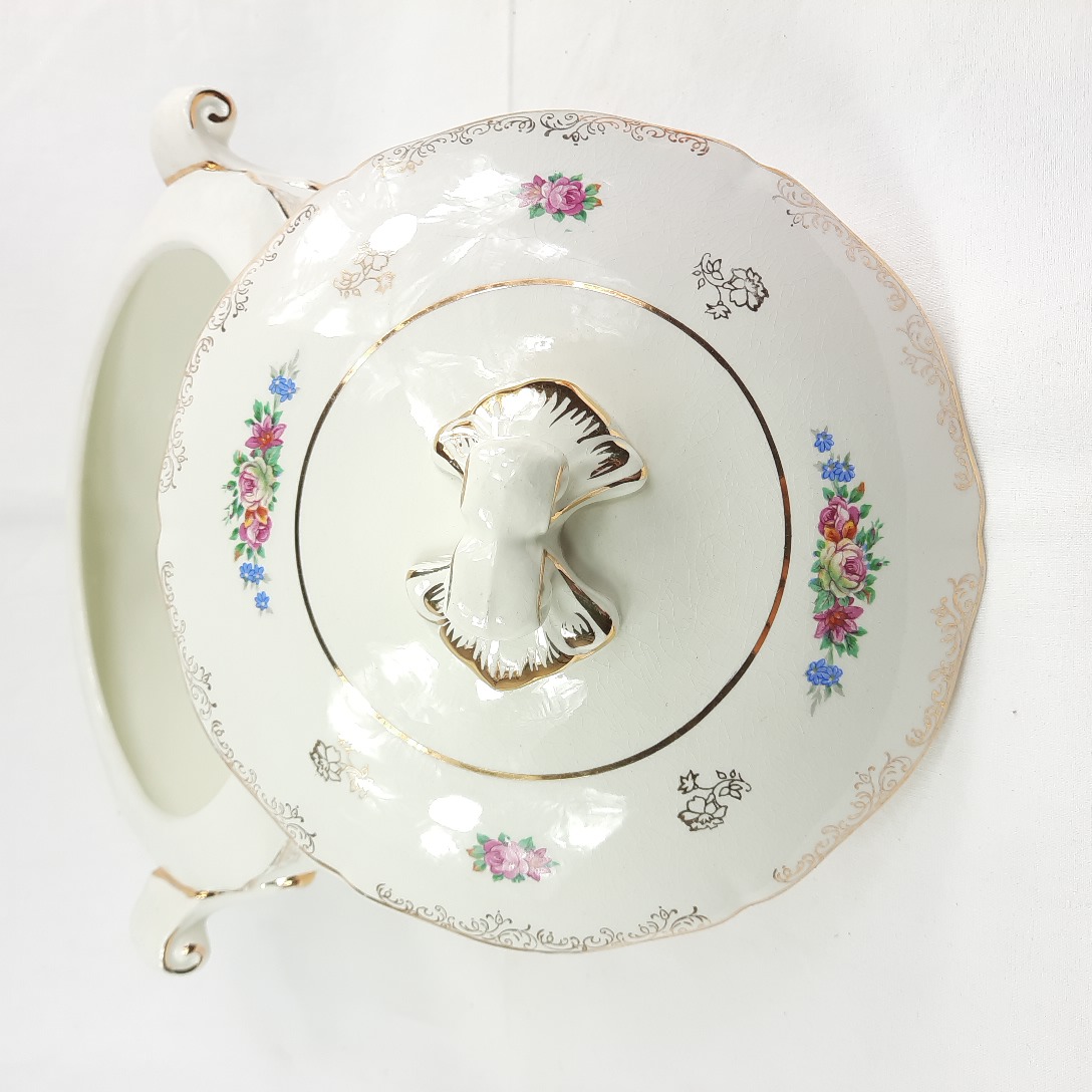 Voir photo 3 de Soupière porcelaine blanche décor doré et fleuri vintage années 50 Soupière porcelaine blanche décor doré et fleuri vintage années 50 Très bon état reconditionné photo 3