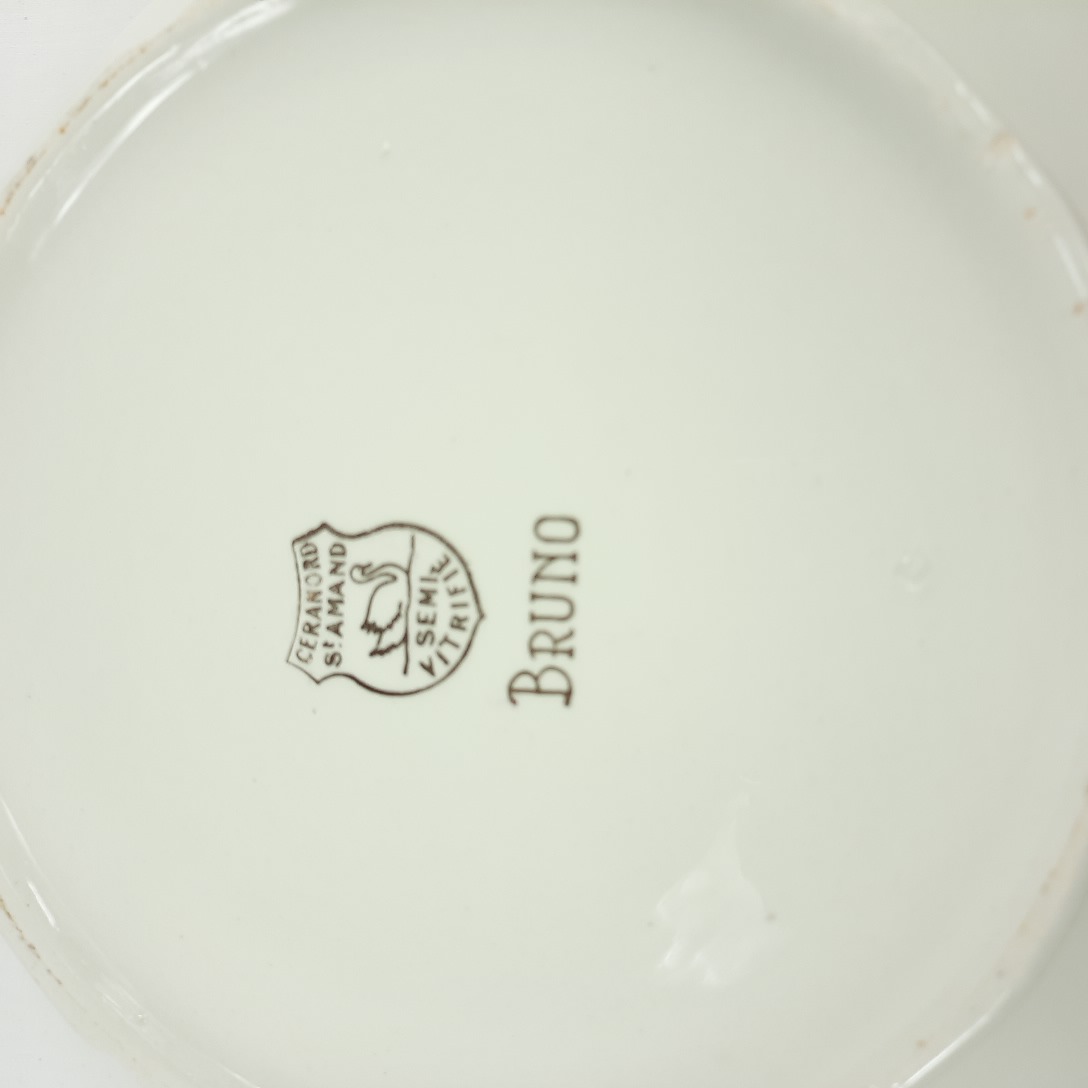 Voir photo 4 de Soupière porcelaine blanche décor doré et fleuri vintage années 50 Soupière porcelaine blanche décor doré et fleuri vintage années 50 Très bon état reconditionné photo 4