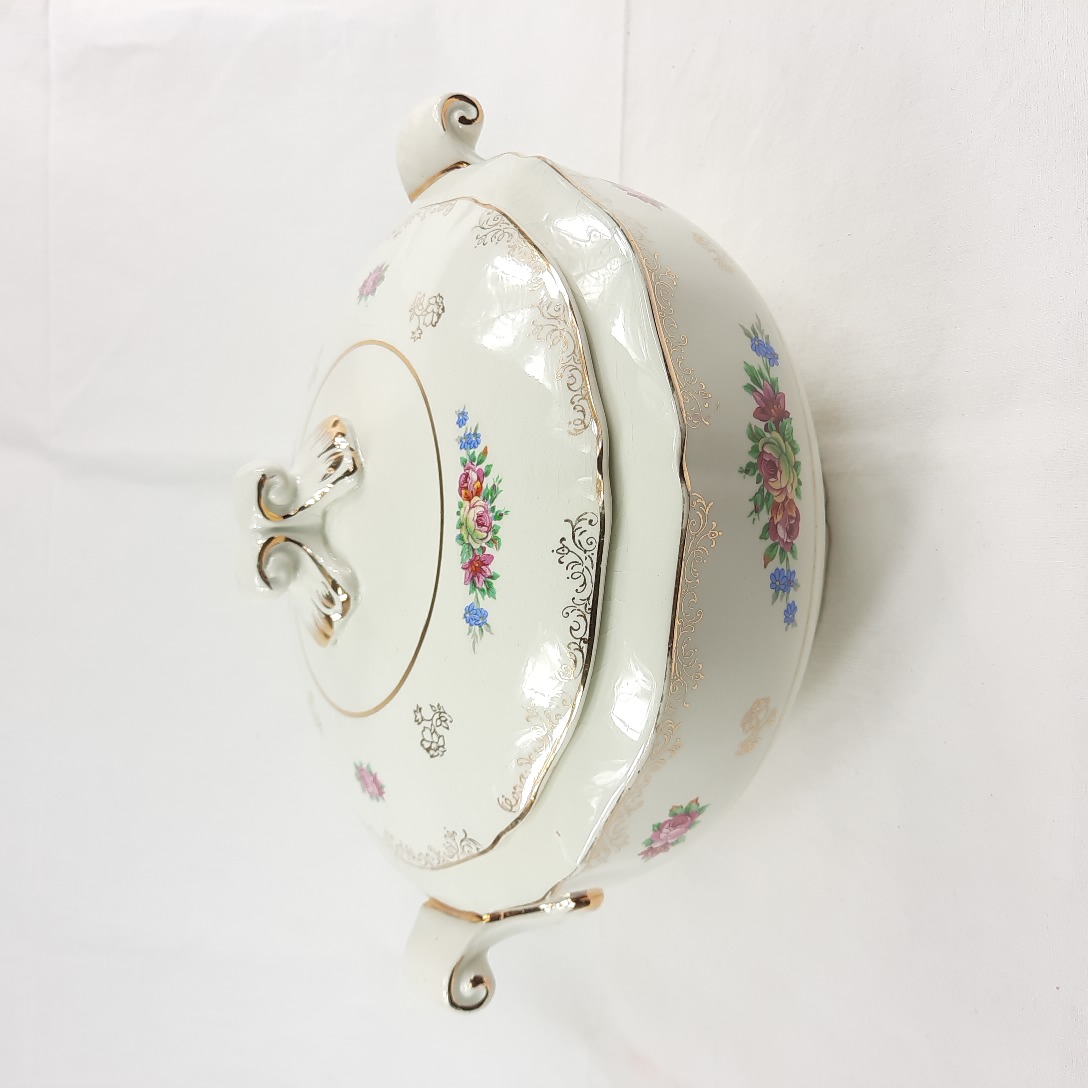Soupière porcelaine blanche décor doré et fleuri vintage années 50 Très bon état - 30,00 € Soupière porcelaine blanche décor doré et fleuri vintage années 50 Très bon état reconditionné disponible sur Label Emmaüs