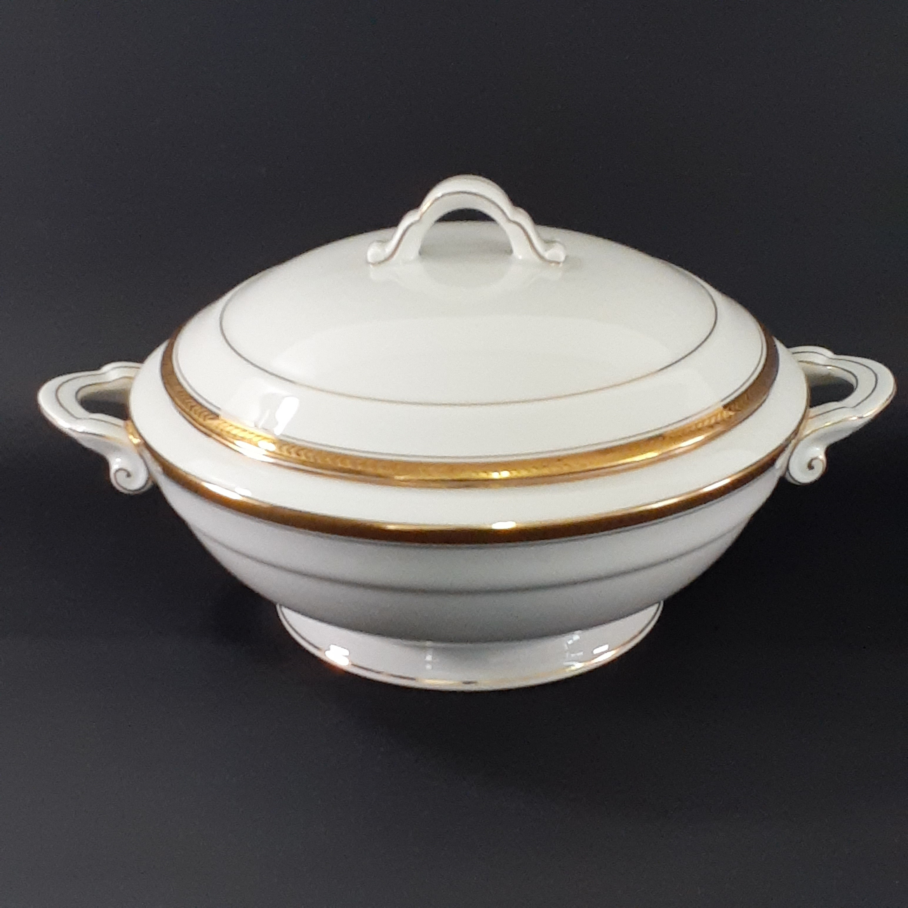 Voir photo 2 de Soupière, saucière et 2 plats ronds – porcelaine de Limoges - Manufacture R. Leclair— Liseré doré Soupière, saucière et 2 plats ronds – porcelaine de Limoges - Manufacture R. Leclair— Liseré doré reconditionné photo 2