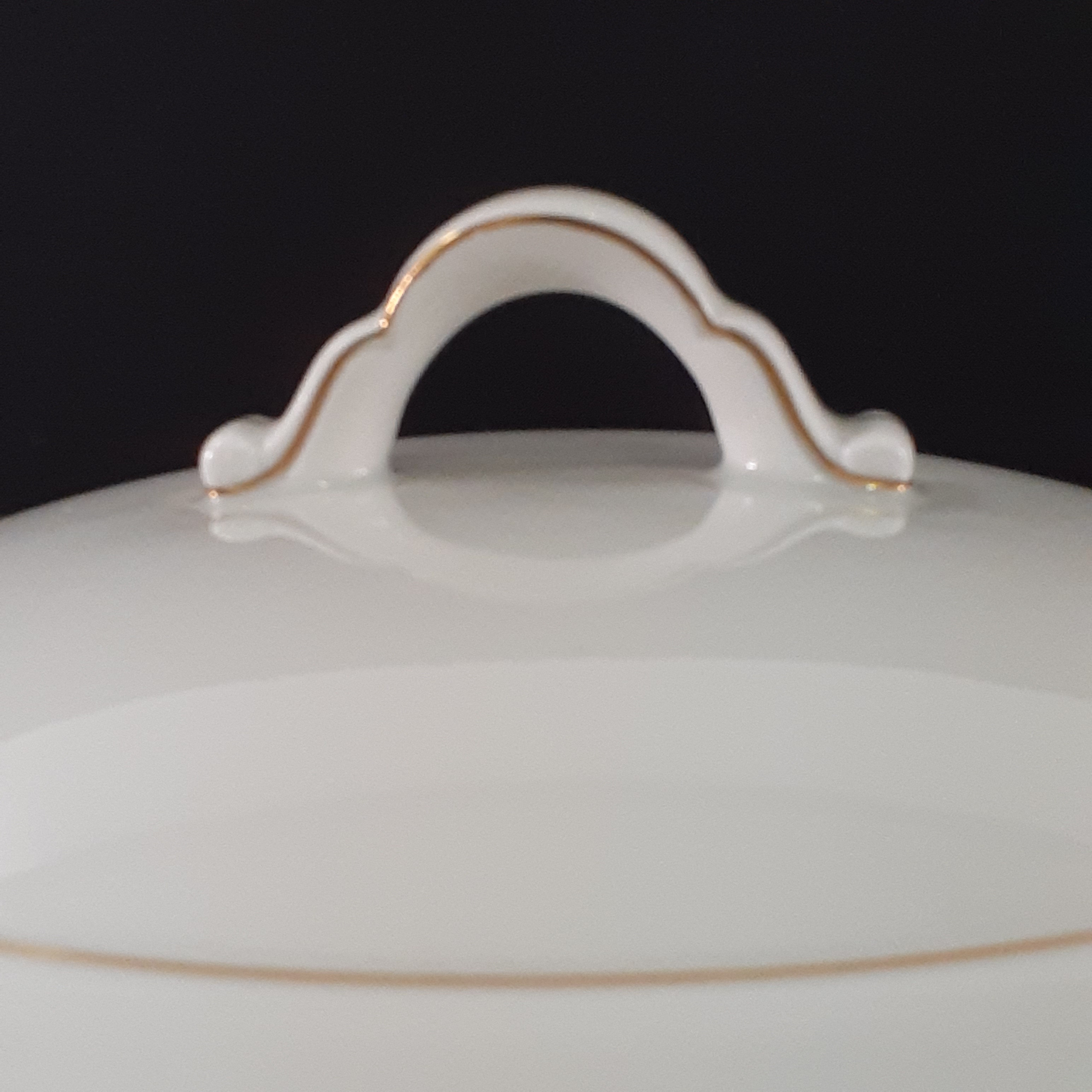 Voir photo 3 de Soupière, saucière et 2 plats ronds – porcelaine de Limoges - Manufacture R. Leclair— Liseré doré Soupière, saucière et 2 plats ronds – porcelaine de Limoges - Manufacture R. Leclair— Liseré doré reconditionné photo 3