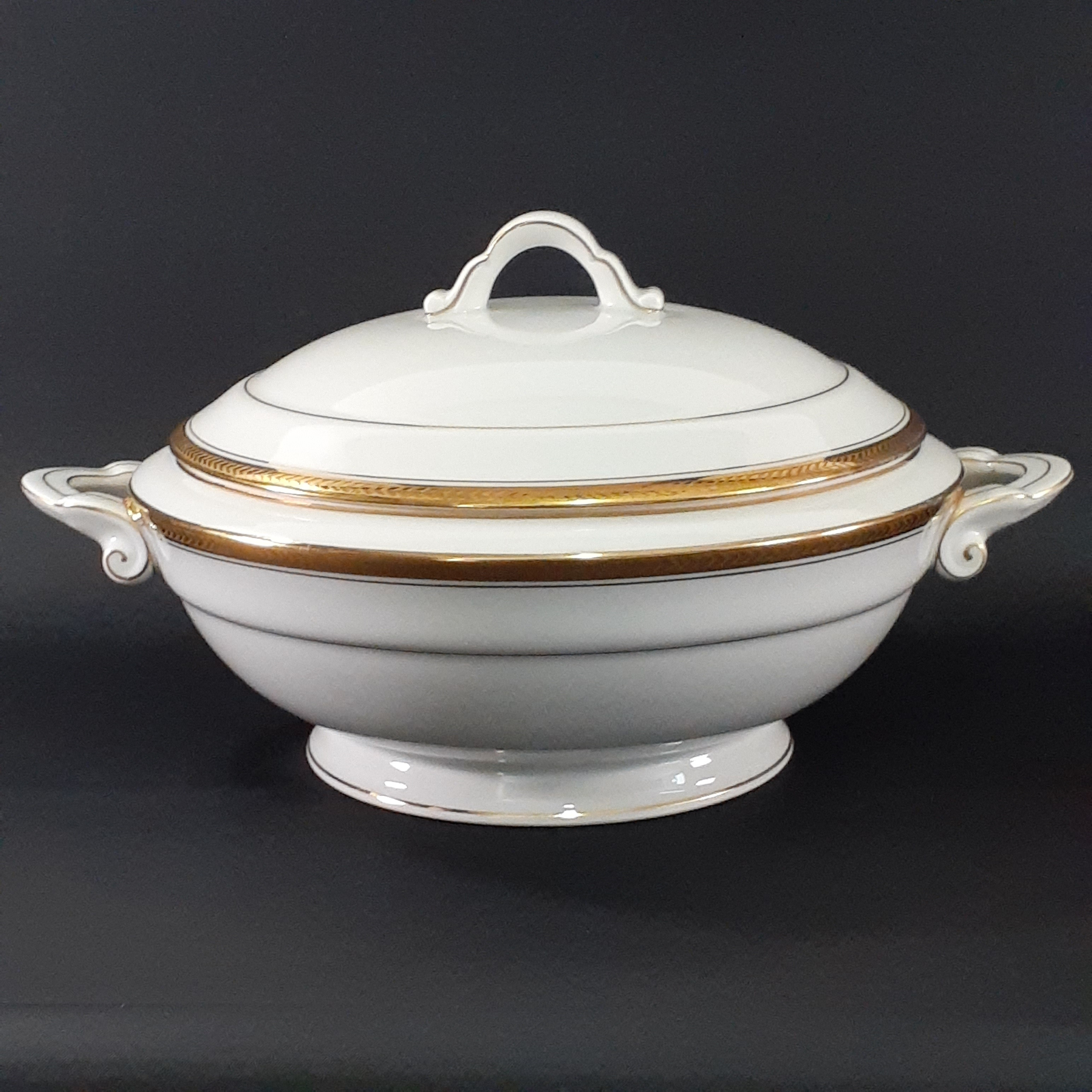 Voir photo 4 de Soupière, saucière et 2 plats ronds – porcelaine de Limoges - Manufacture R. Leclair— Liseré doré Soupière, saucière et 2 plats ronds – porcelaine de Limoges - Manufacture R. Leclair— Liseré doré reconditionné photo 4