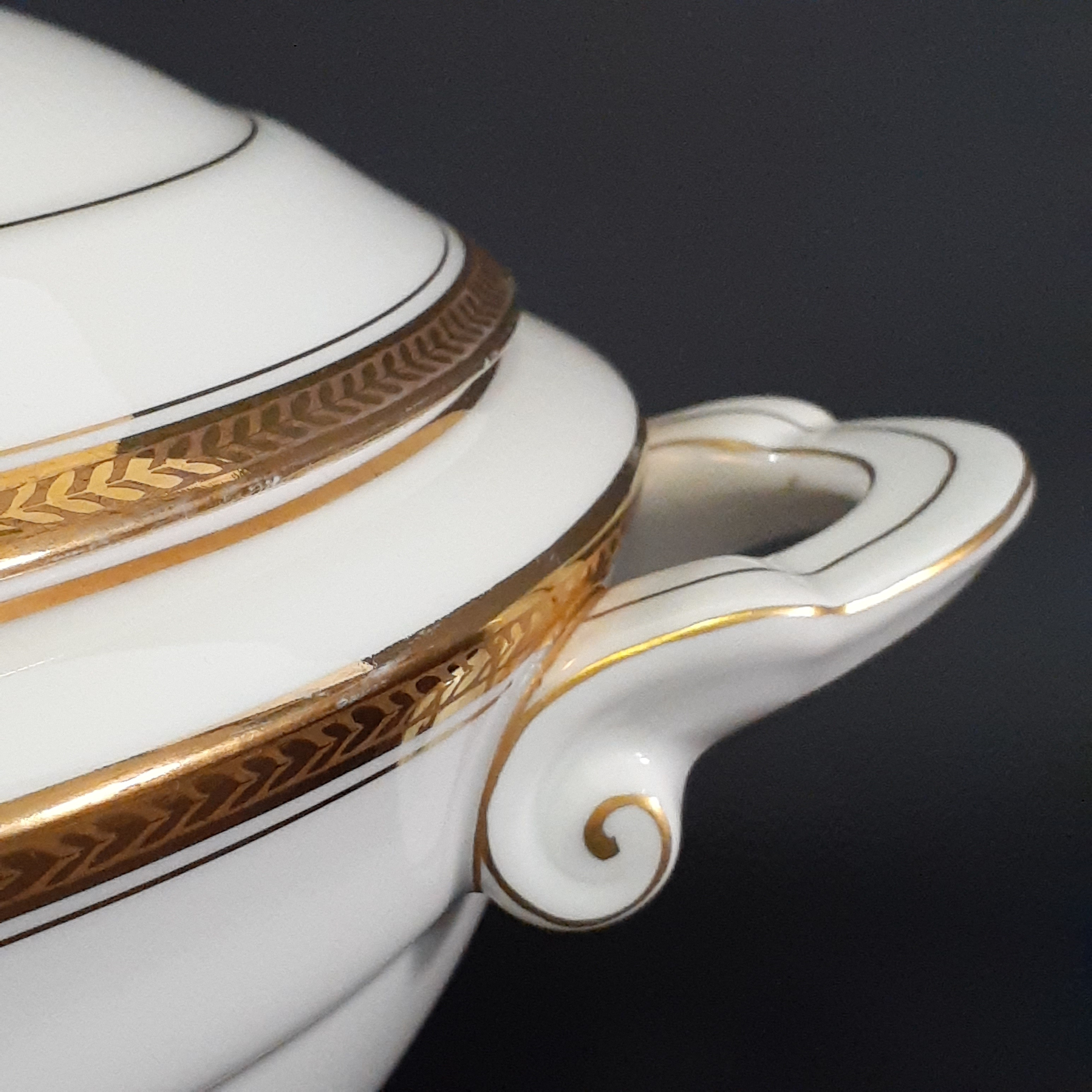 Voir photo 5 de Soupière, saucière et 2 plats ronds – porcelaine de Limoges - Manufacture R. Leclair— Liseré doré Soupière, saucière et 2 plats ronds – porcelaine de Limoges - Manufacture R. Leclair— Liseré doré reconditionné photo 5