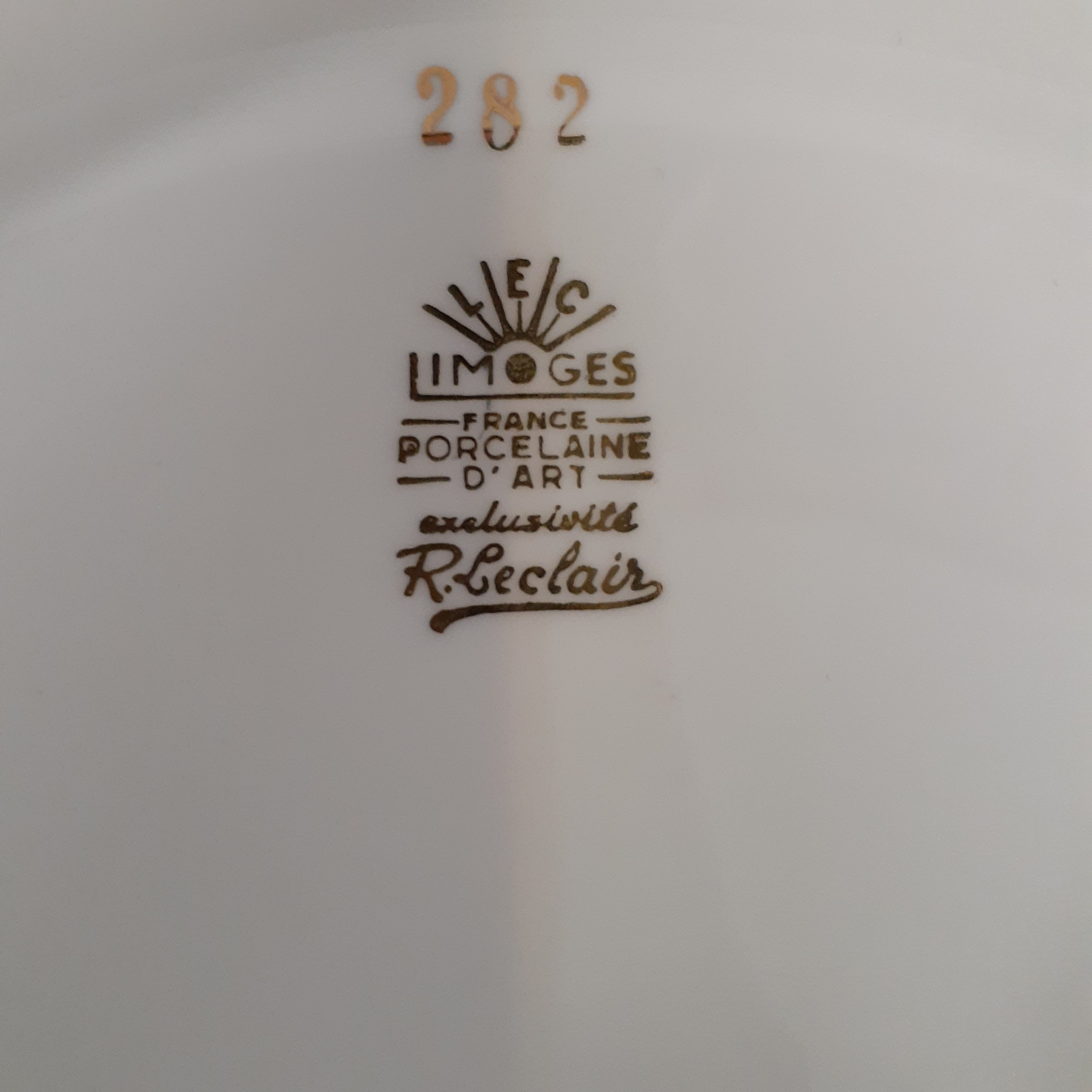 Voir photo 6 de Soupière, saucière et 2 plats ronds – porcelaine de Limoges - Manufacture R. Leclair— Liseré doré Soupière, saucière et 2 plats ronds – porcelaine de Limoges - Manufacture R. Leclair— Liseré doré reconditionné photo 6