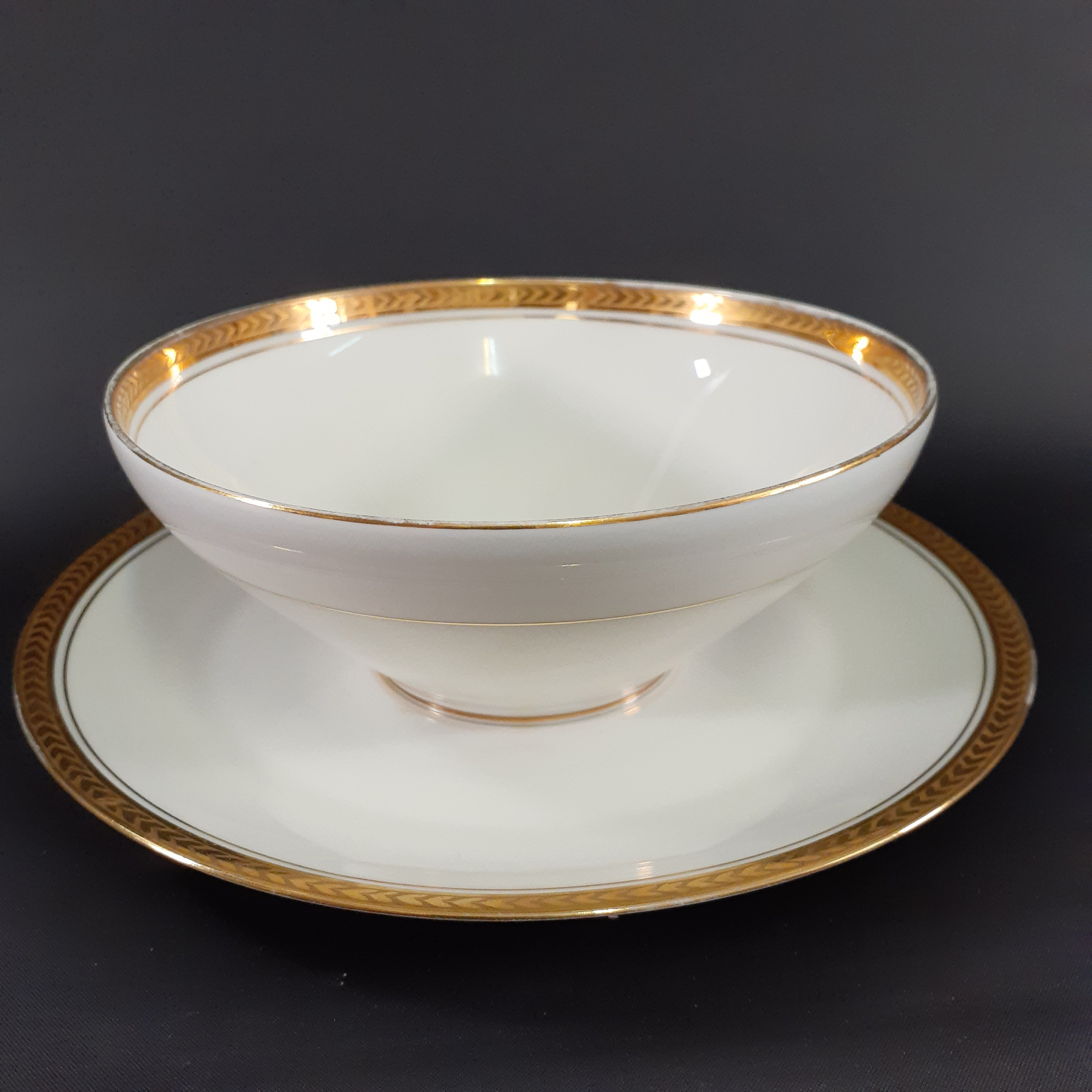 Voir photo 7 de Soupière, saucière et 2 plats ronds – porcelaine de Limoges - Manufacture R. Leclair— Liseré doré Soupière, saucière et 2 plats ronds – porcelaine de Limoges - Manufacture R. Leclair— Liseré doré reconditionné photo 7