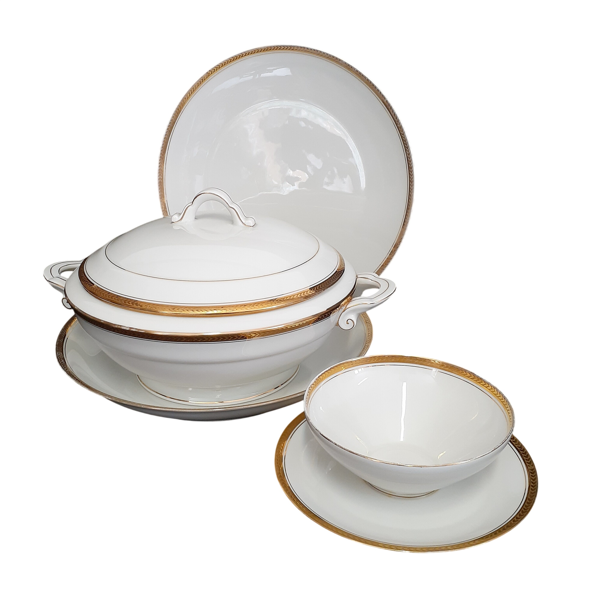 Soupière, saucière et 2 plats ronds – porcelaine de Limoges - Manufacture R. Leclair— Liseré doré - 30,40 € Soupière, saucière et 2 plats ronds – porcelaine de Limoges - Manufacture R. Leclair— Liseré doré reconditionné disponible sur Label Emmaüs