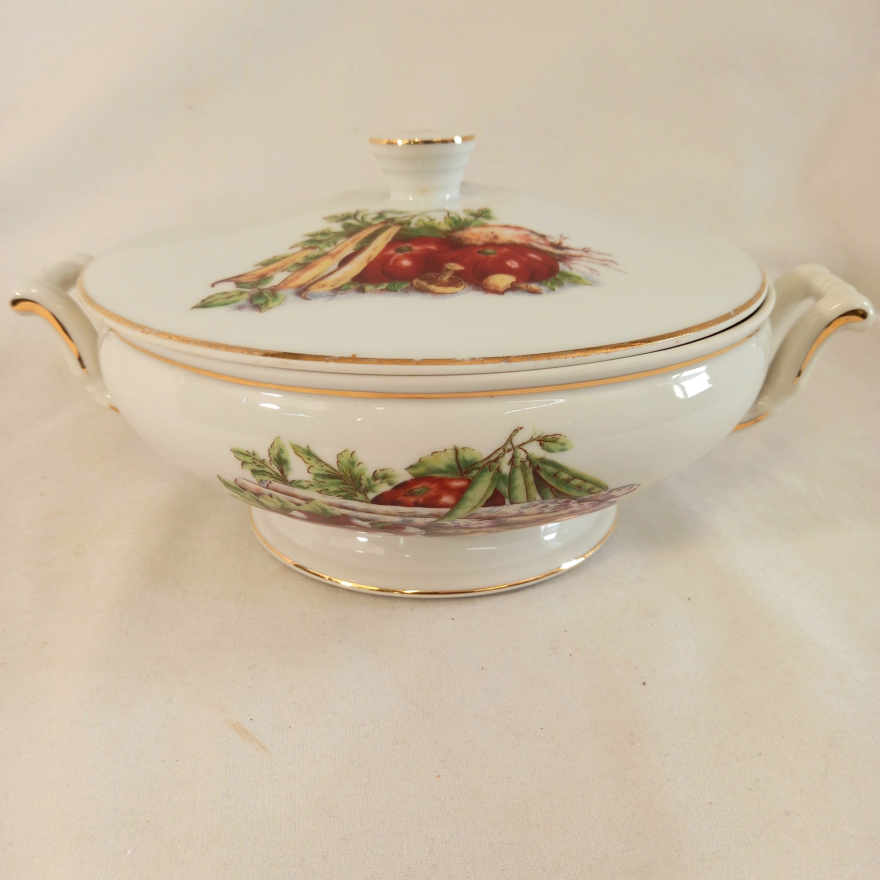 Voir photo 2 de Soupière vintage en porcelaine de Limoges - motif "légumes" Soupière vintage en porcelaine de Limoges - motif "légumes" Bon état reconditionné photo 2