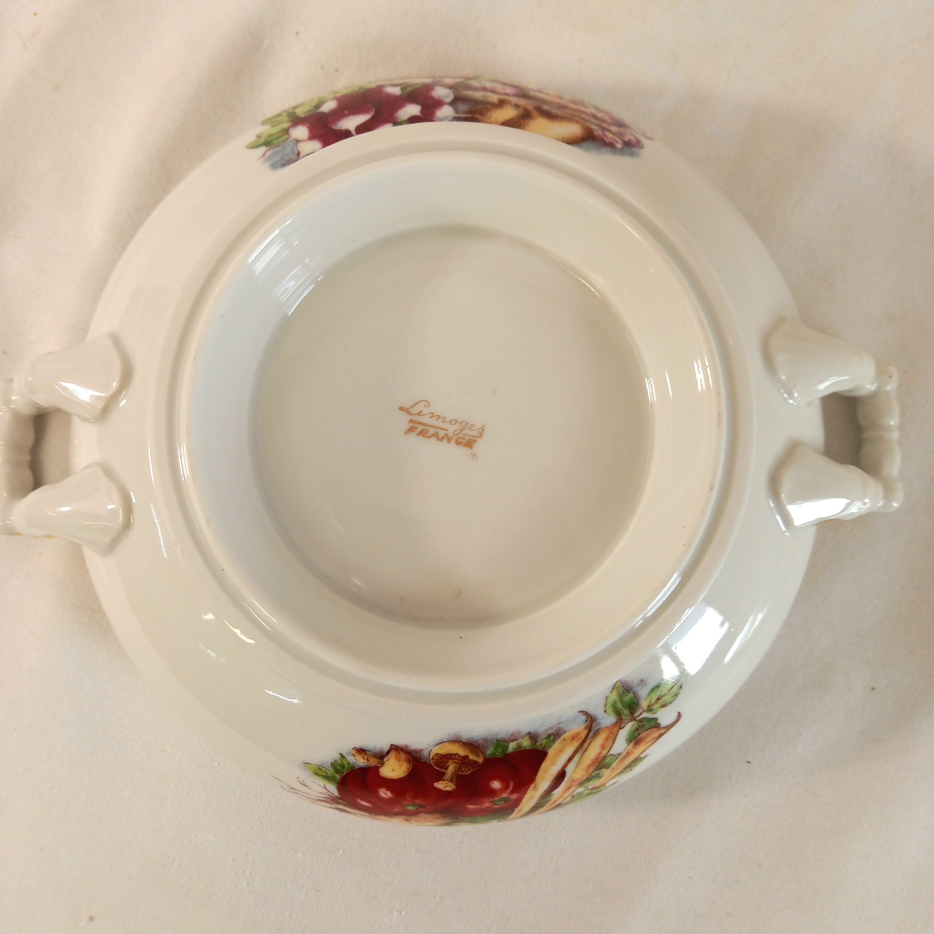 Voir photo 5 de Soupière vintage en porcelaine de Limoges - motif "légumes" Soupière vintage en porcelaine de Limoges - motif "légumes" Bon état reconditionné photo 5