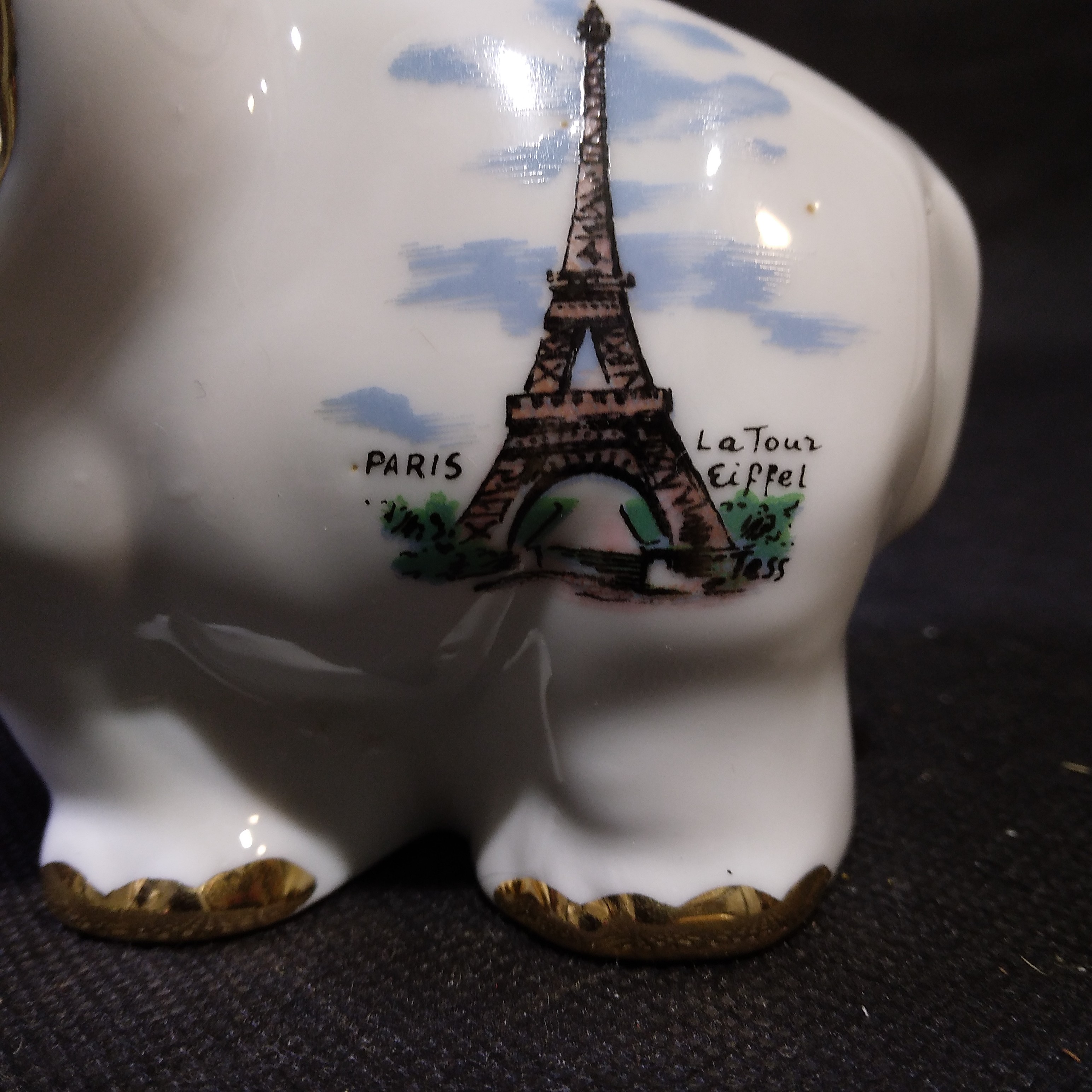 Voir photo 2 de Souvenir de Paris, cendrier éléphant en porcelaine Souvenir de Paris, cendrier éléphant en porcelaine Très bon état reconditionné photo 2