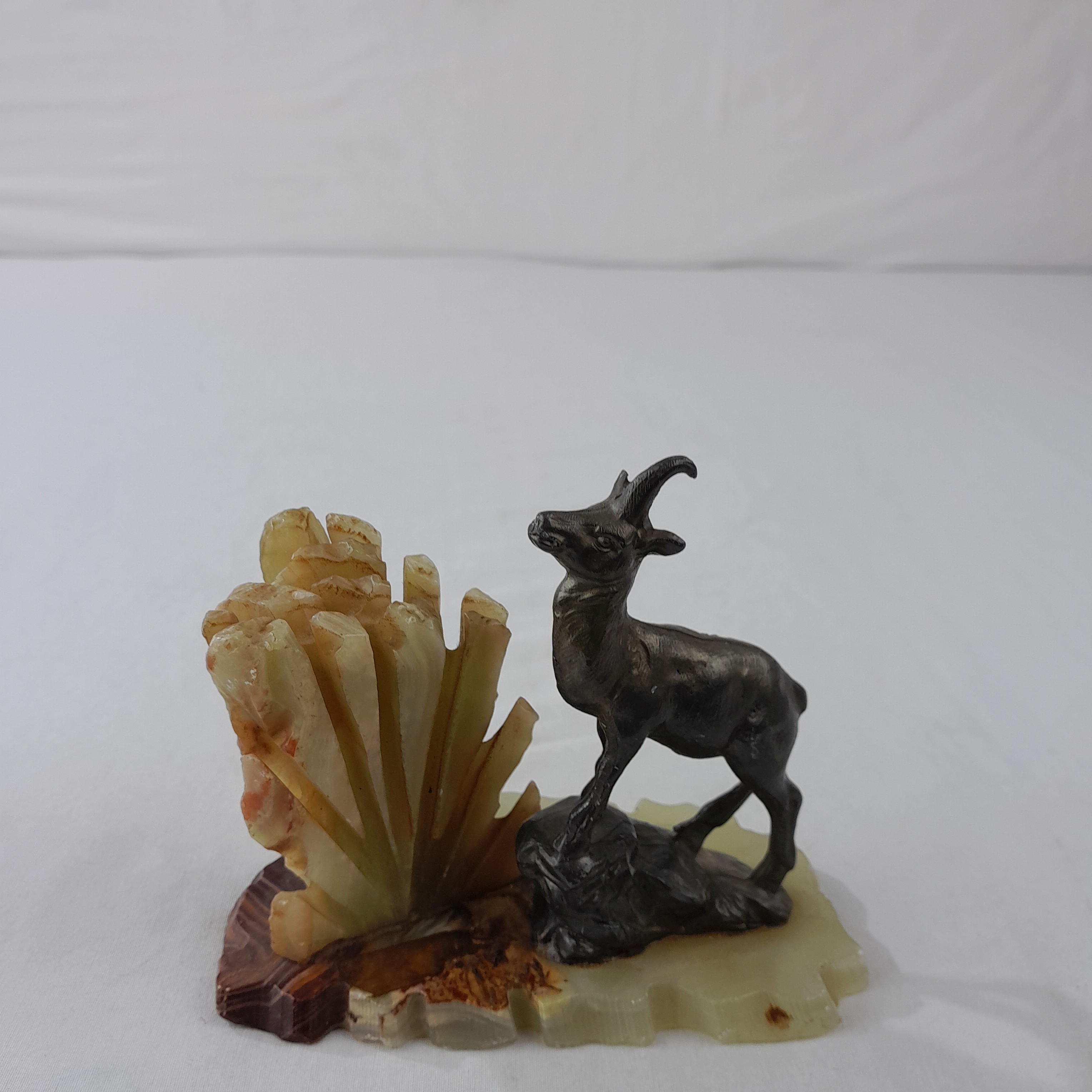 Acheter Statue cerf sur marbre en bronze Bon état - 10,00 € Statue cerf sur marbre en bronze Bon état reconditionné disponible sur Label Emmaüs