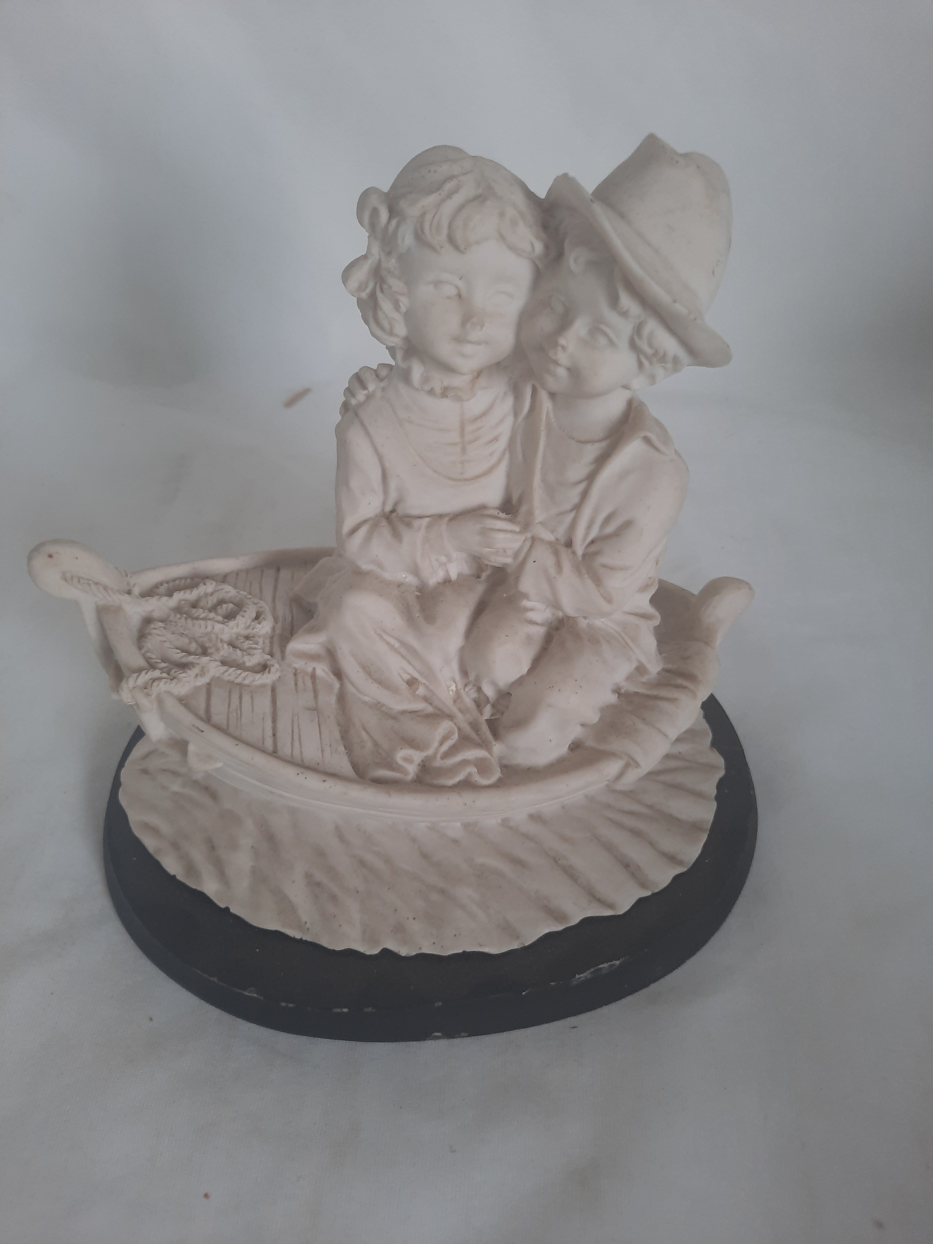 Voir photo 2 de Statue de couple assis sur un petit bateau Statue de couple assis sur un petit bateau Bon état reconditionné photo 2