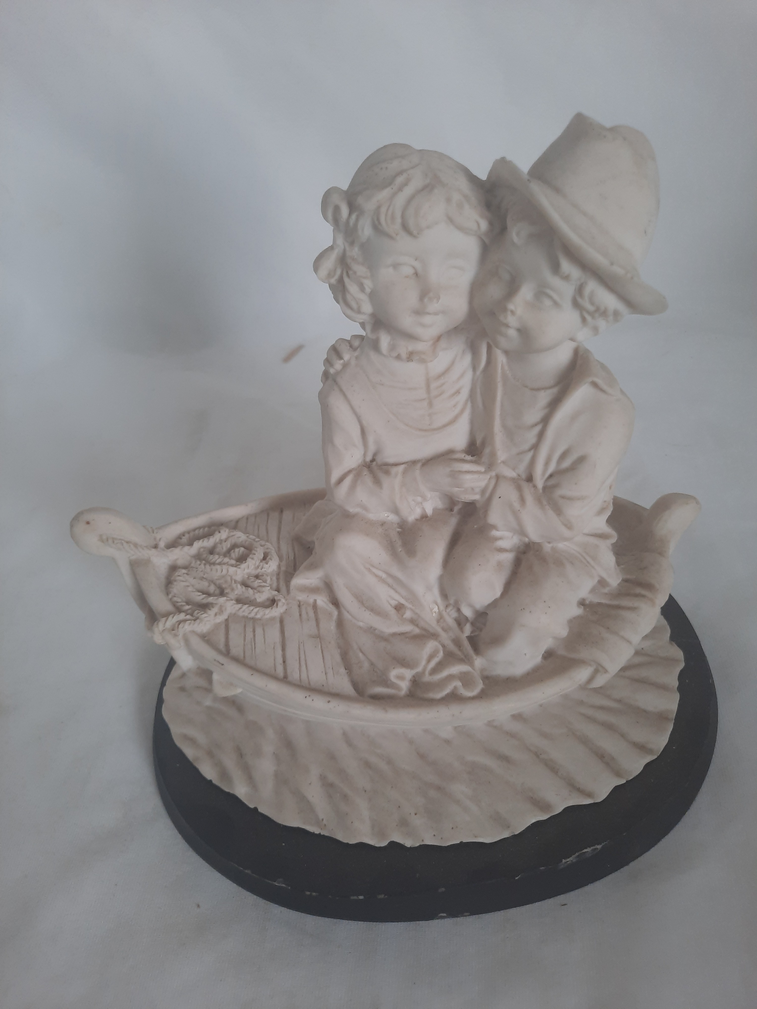 Voir photo 3 de Statue de couple assis sur un petit bateau Statue de couple assis sur un petit bateau Bon état reconditionné photo 3