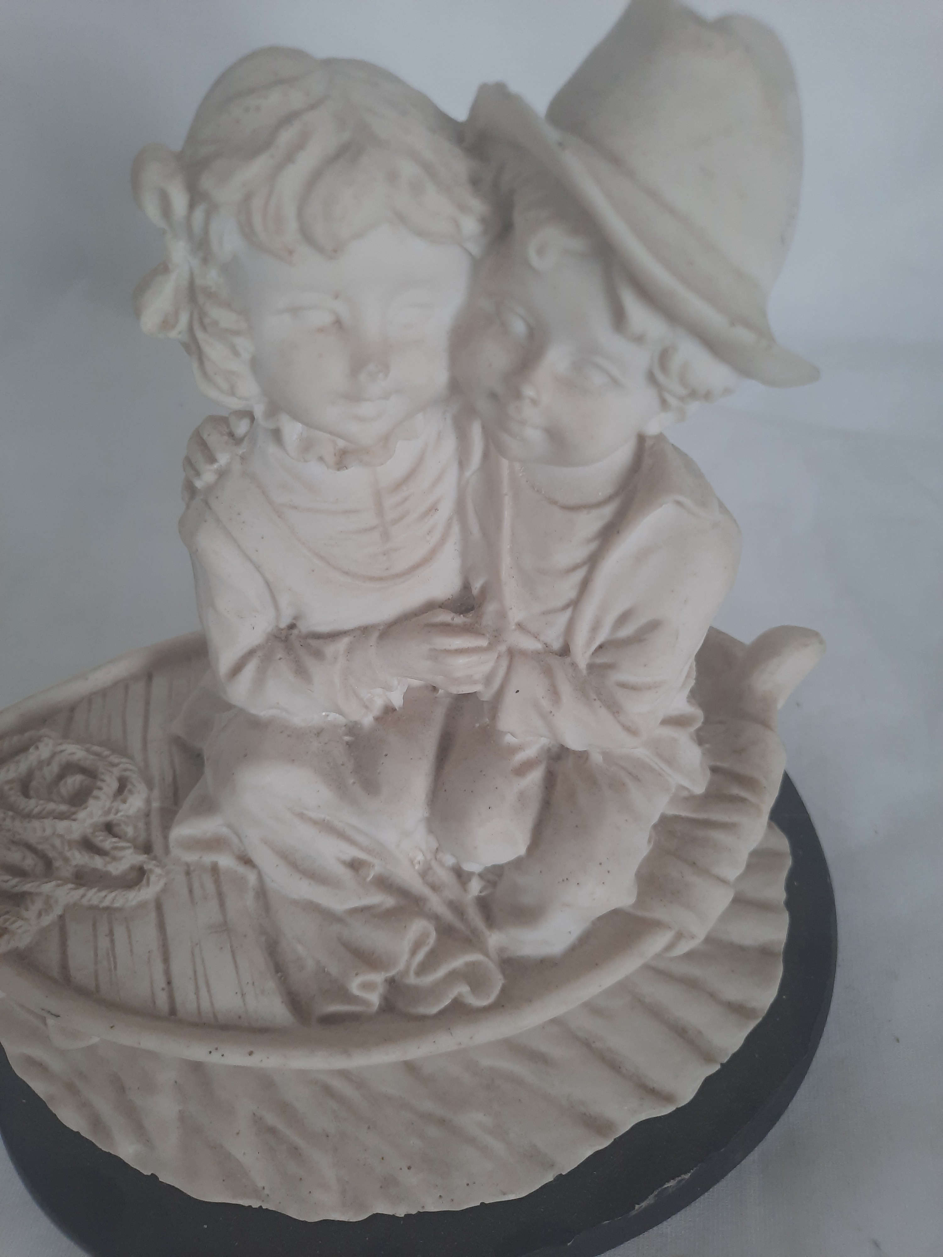 Voir photo 4 de Statue de couple assis sur un petit bateau Statue de couple assis sur un petit bateau Bon état reconditionné photo 4