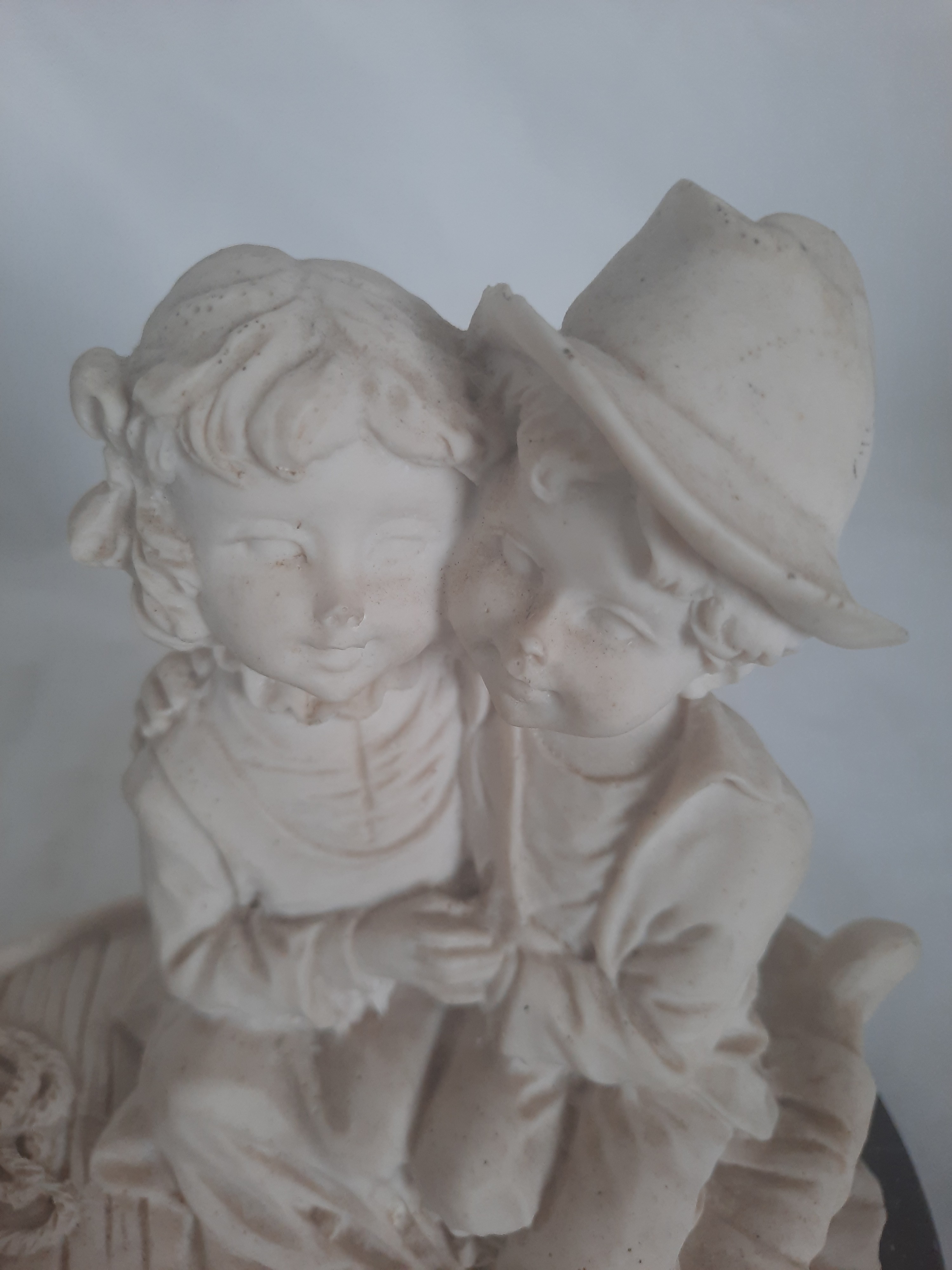 Voir photo 5 de Statue de couple assis sur un petit bateau Statue de couple assis sur un petit bateau Bon état reconditionné photo 5