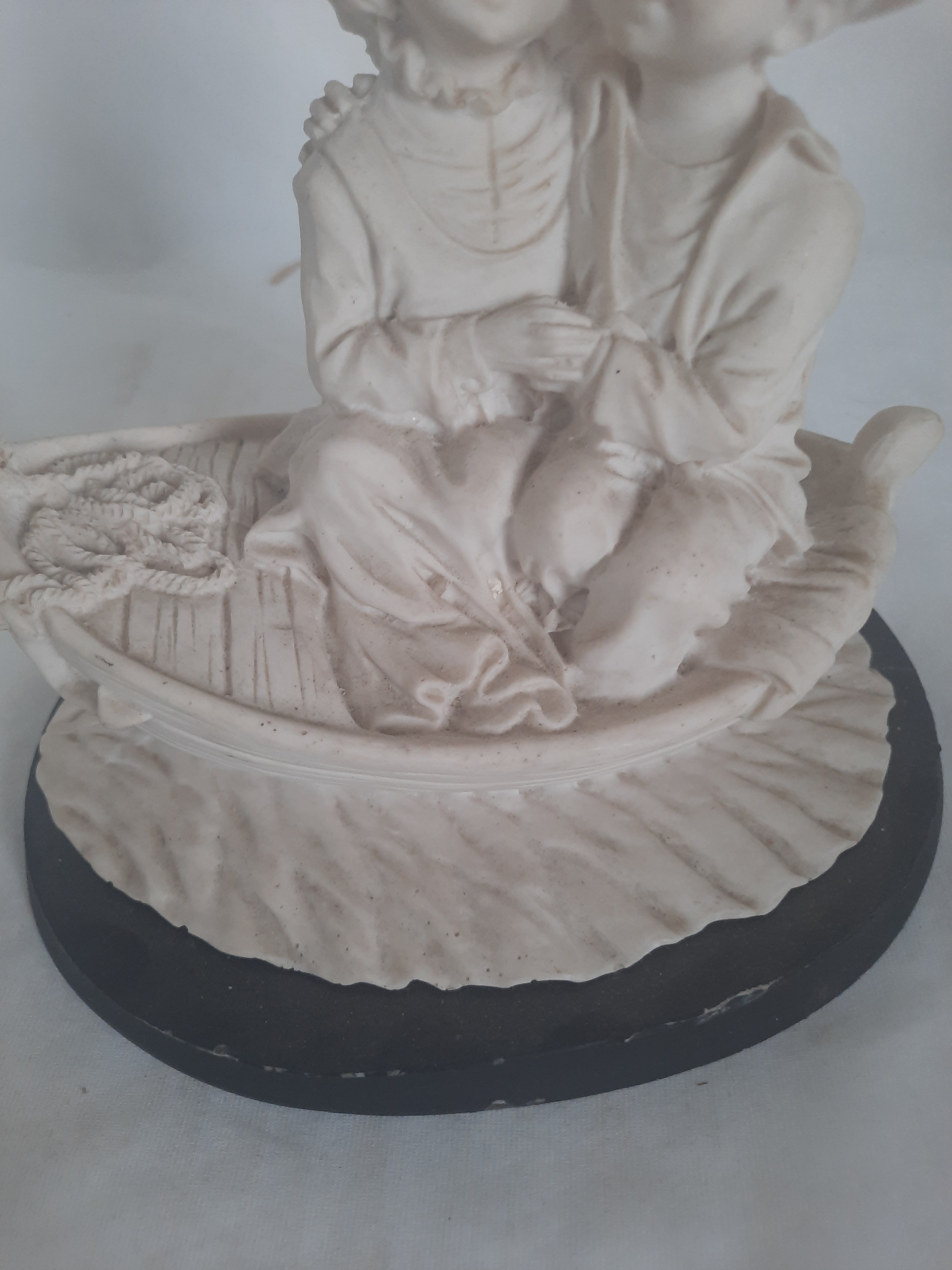 Voir photo 7 de Statue de couple assis sur un petit bateau Statue de couple assis sur un petit bateau Bon état reconditionné photo 7
