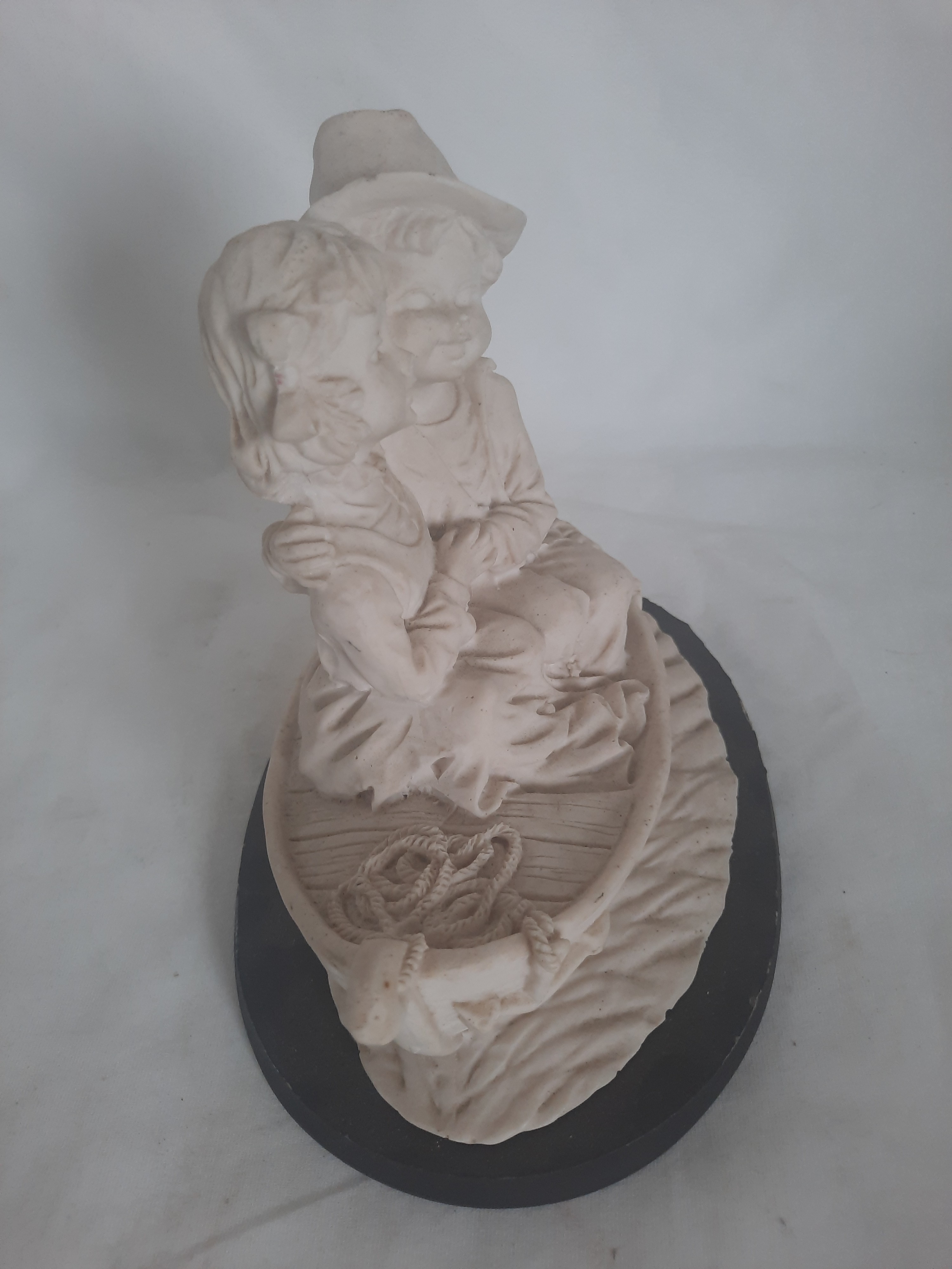 Voir photo 8 de Statue de couple assis sur un petit bateau Statue de couple assis sur un petit bateau Bon état reconditionné photo 8