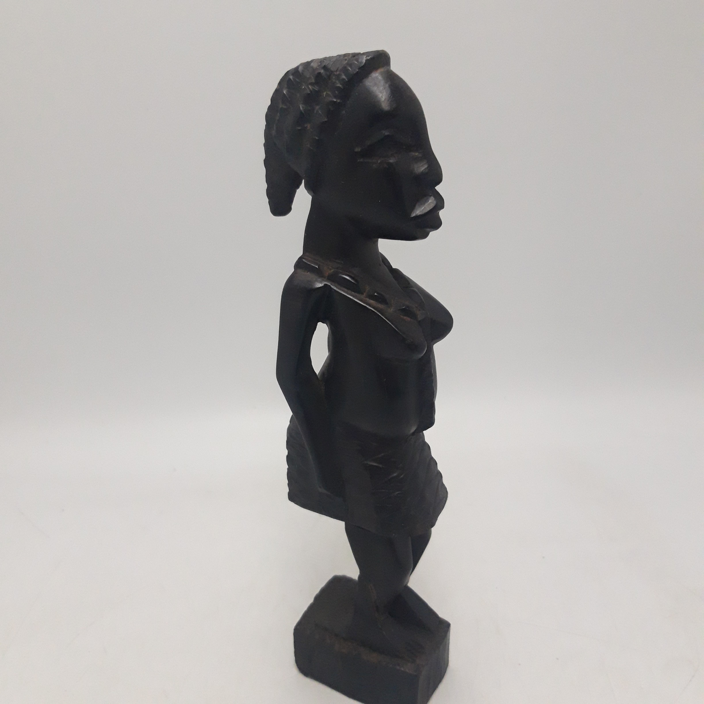 Voir photo 4 de Statue de femme africaine en bois Statue de femme africaine en bois Bon état reconditionné photo 4