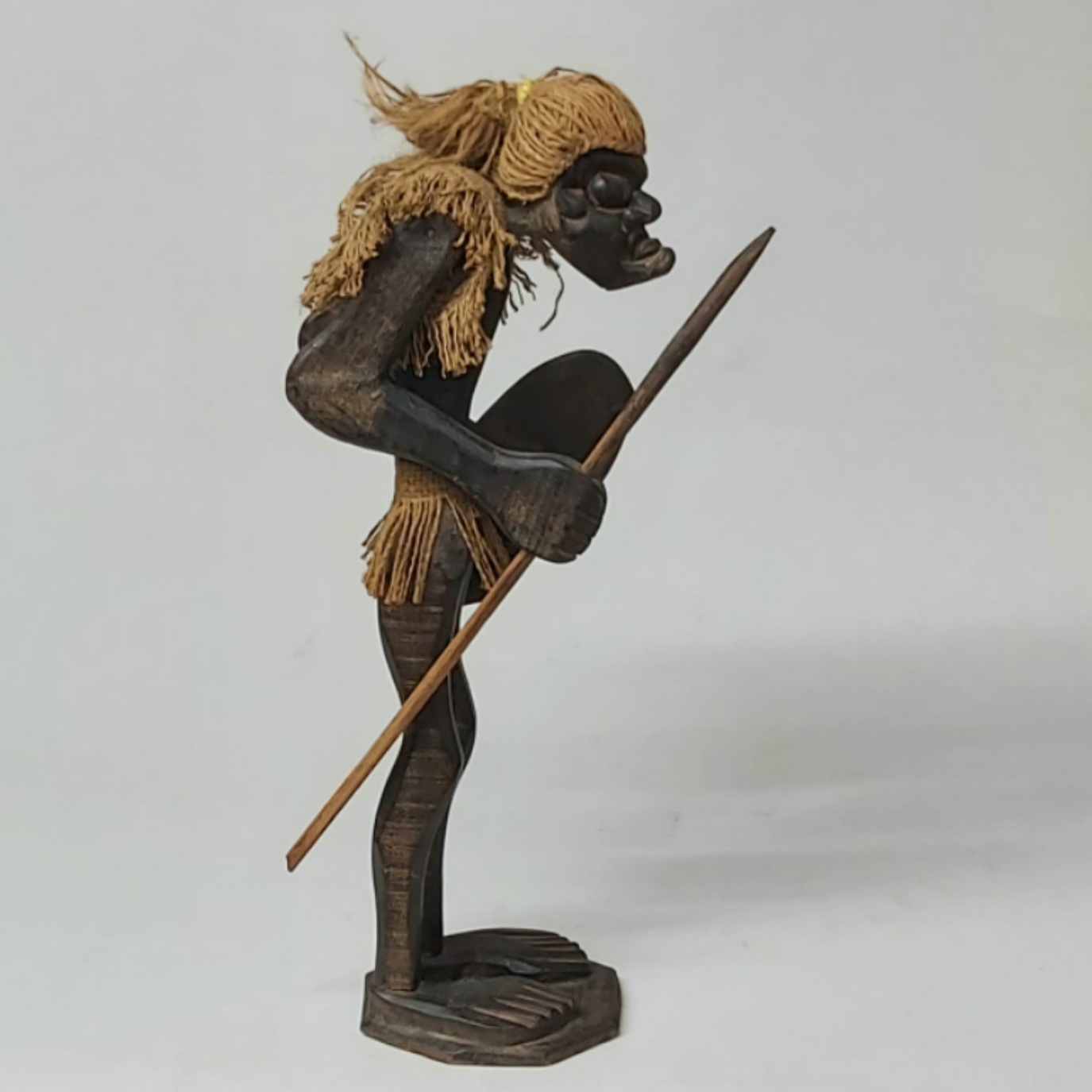 Acheter Statue représentant un chasseur en bois Bon état - 10,00 € Statue représentant un chasseur en bois Bon état reconditionné disponible sur Label Emmaüs