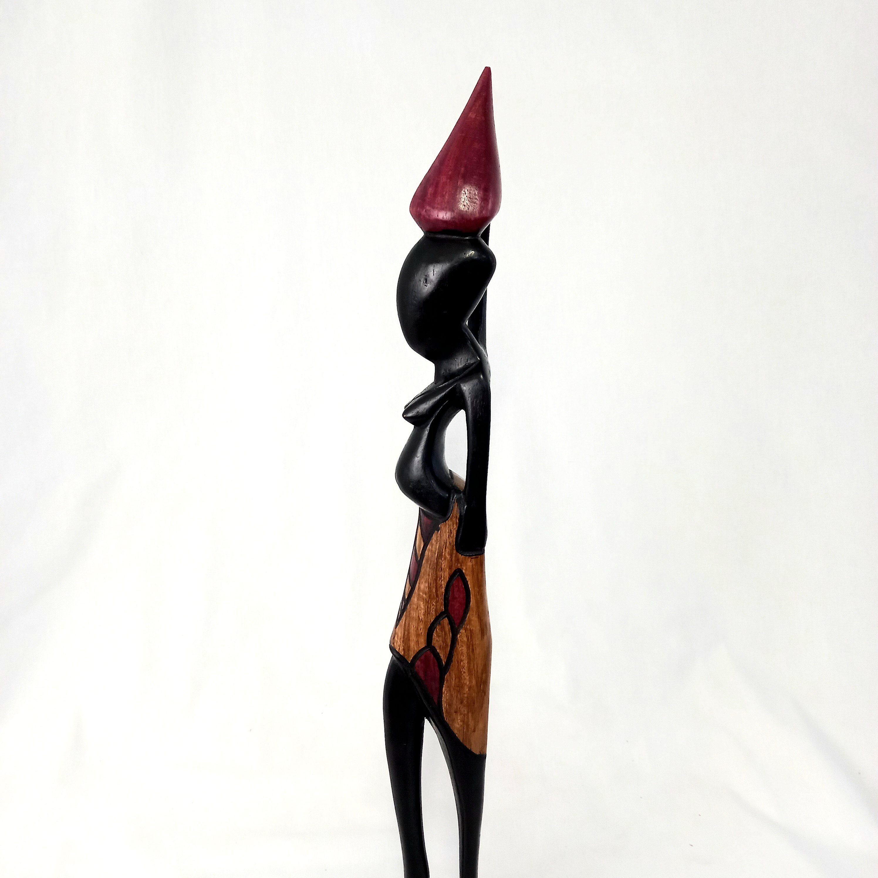 Statuette africaine en bois représentant une femme porteuse d'eau Très bon état - 19,00 € Statuette africaine en bois représentant une femme porteuse d'eau Très bon état reconditionné disponible sur Label Emmaüs