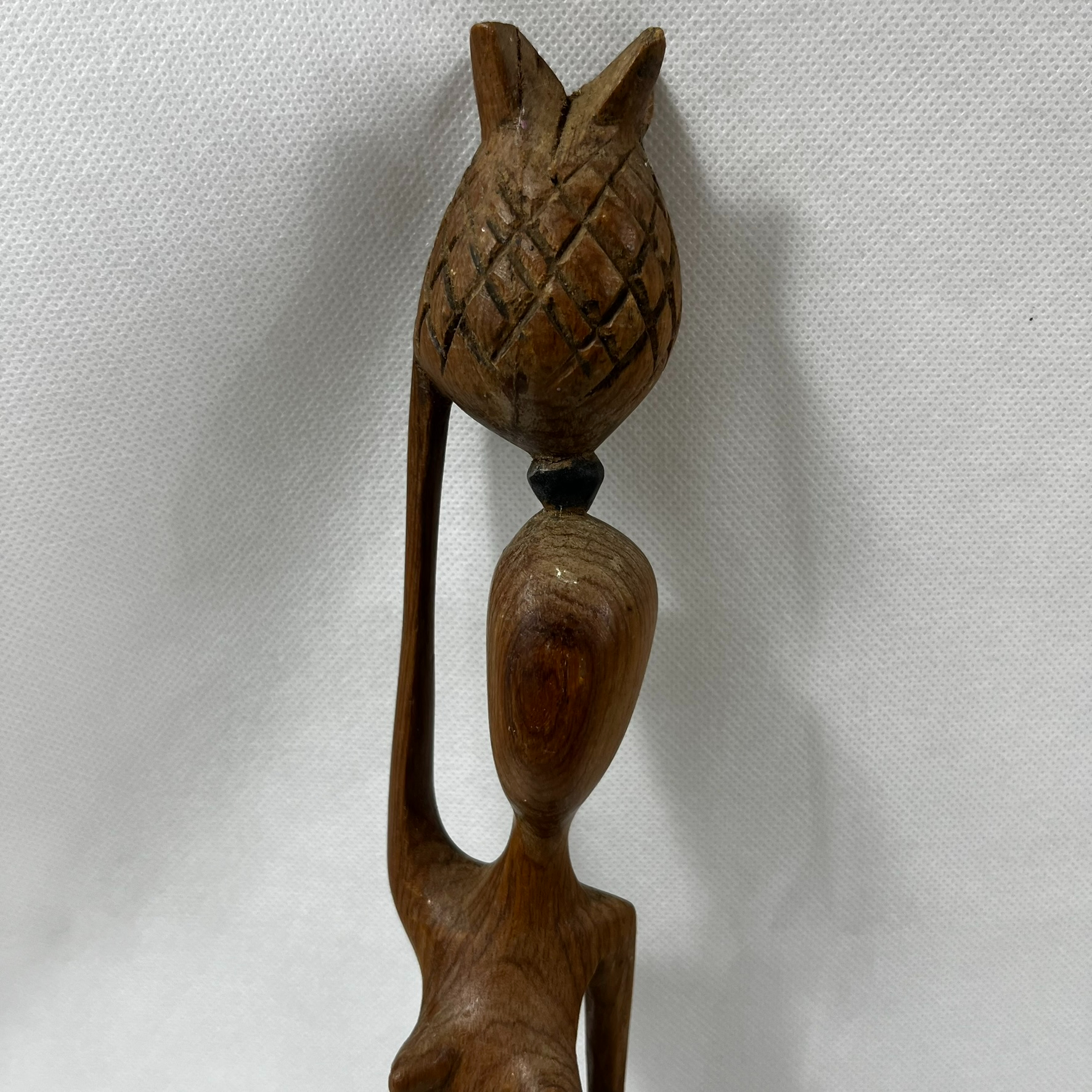 Voir photo 2 de Statuette africaine en bois sculpté bicolore de 52 cm . Femme porteuse Statuette africaine en bois sculpté bicolore de 52 cm . Femme porteuse reconditionné photo 2