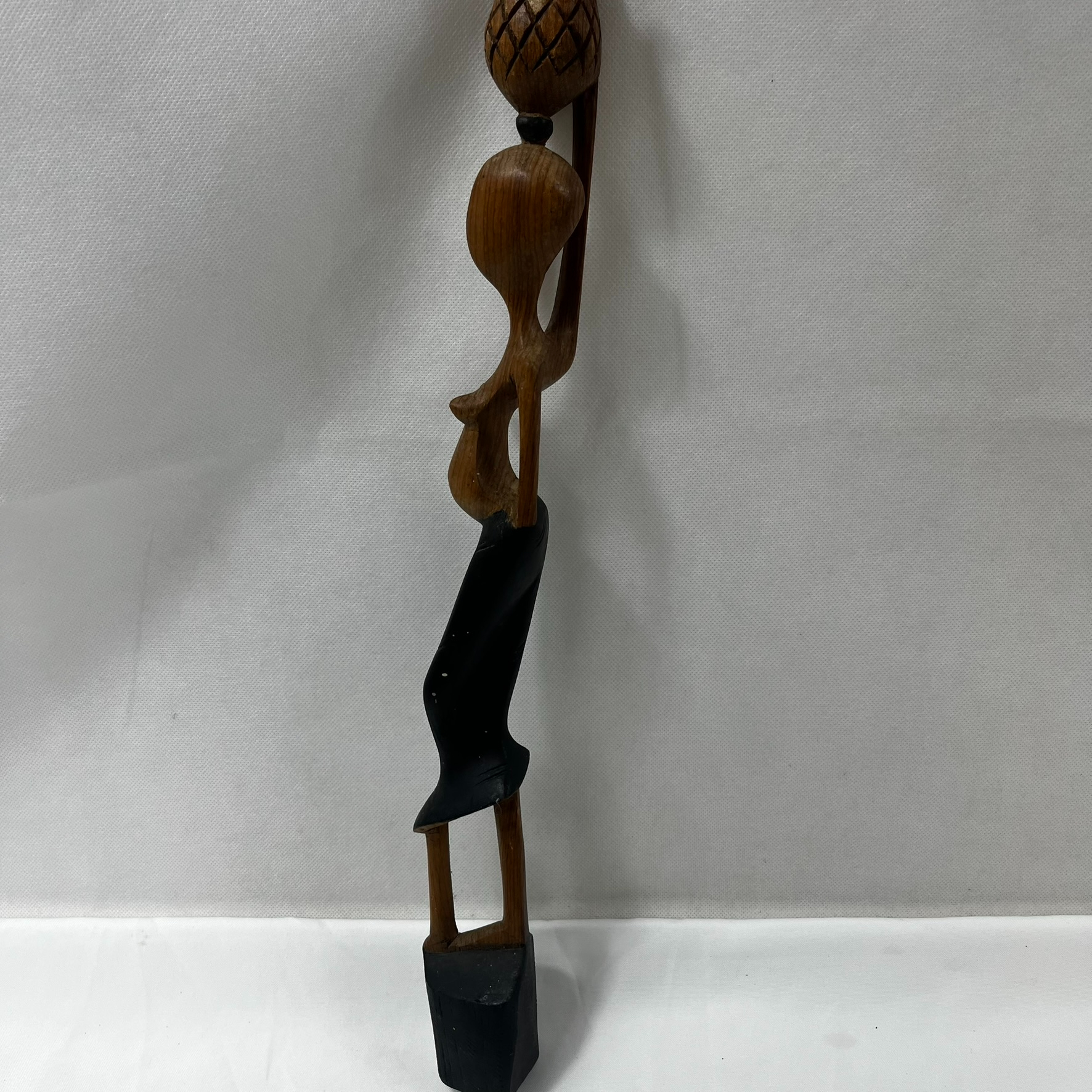 Voir photo 3 de Statuette africaine en bois sculpté bicolore de 52 cm . Femme porteuse Statuette africaine en bois sculpté bicolore de 52 cm . Femme porteuse reconditionné photo 3