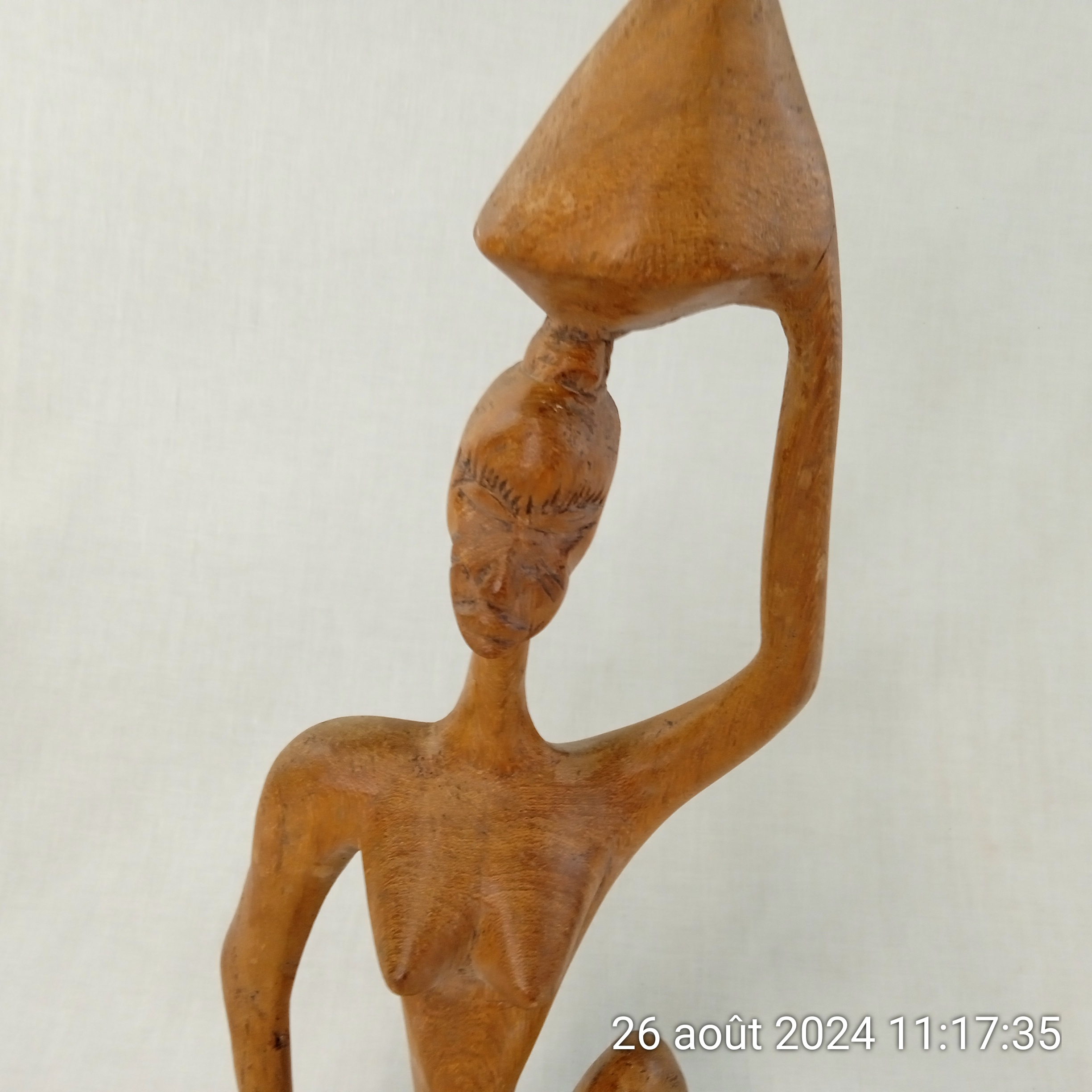 Voir photo 2 de Statuette africaine femme porteuse en bois sculpté 45 cm Statuette africaine femme porteuse en bois sculpté 45 cm Bon état reconditionné photo 2