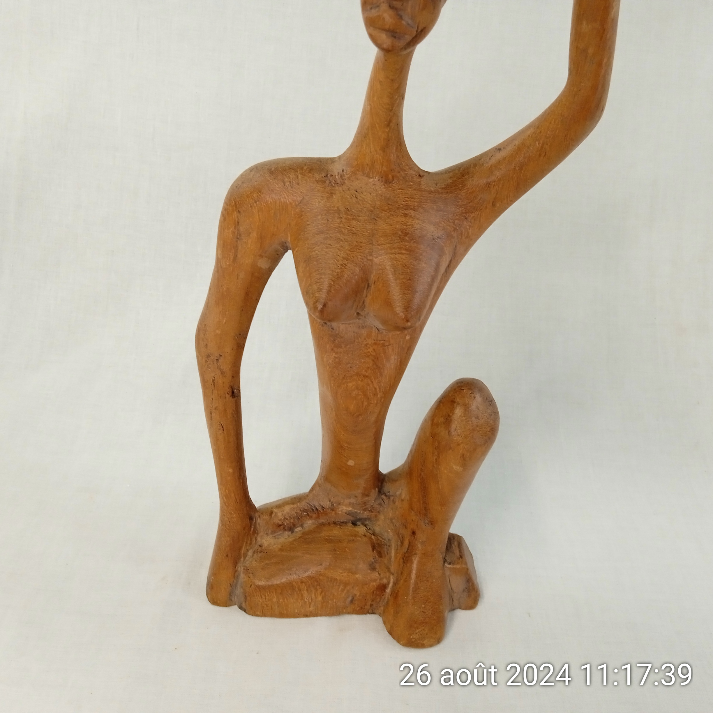 Voir photo 3 de Statuette africaine femme porteuse en bois sculpté 45 cm Statuette africaine femme porteuse en bois sculpté 45 cm Bon état reconditionné photo 3