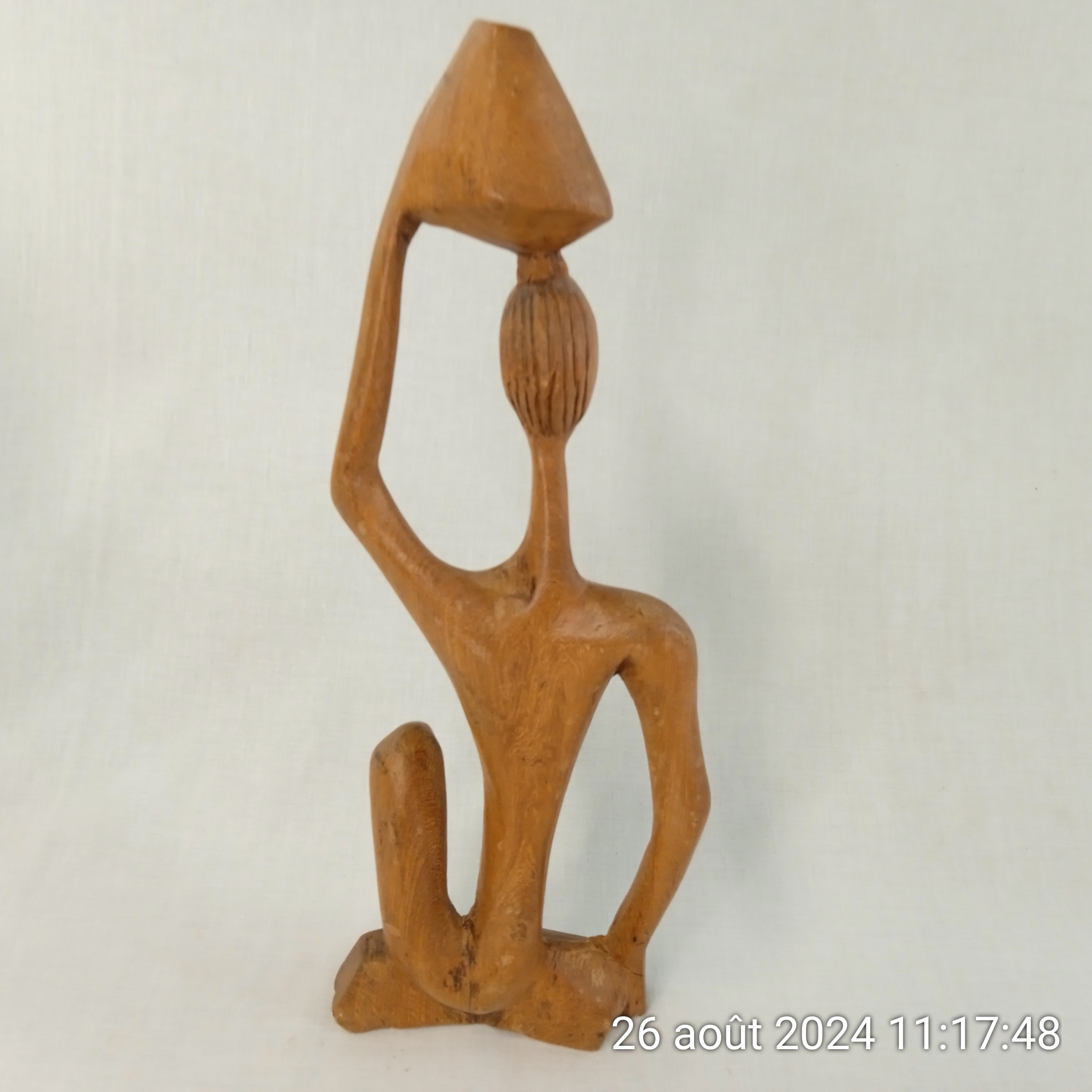 Voir photo 4 de Statuette africaine femme porteuse en bois sculpté 45 cm Statuette africaine femme porteuse en bois sculpté 45 cm Bon état reconditionné photo 4