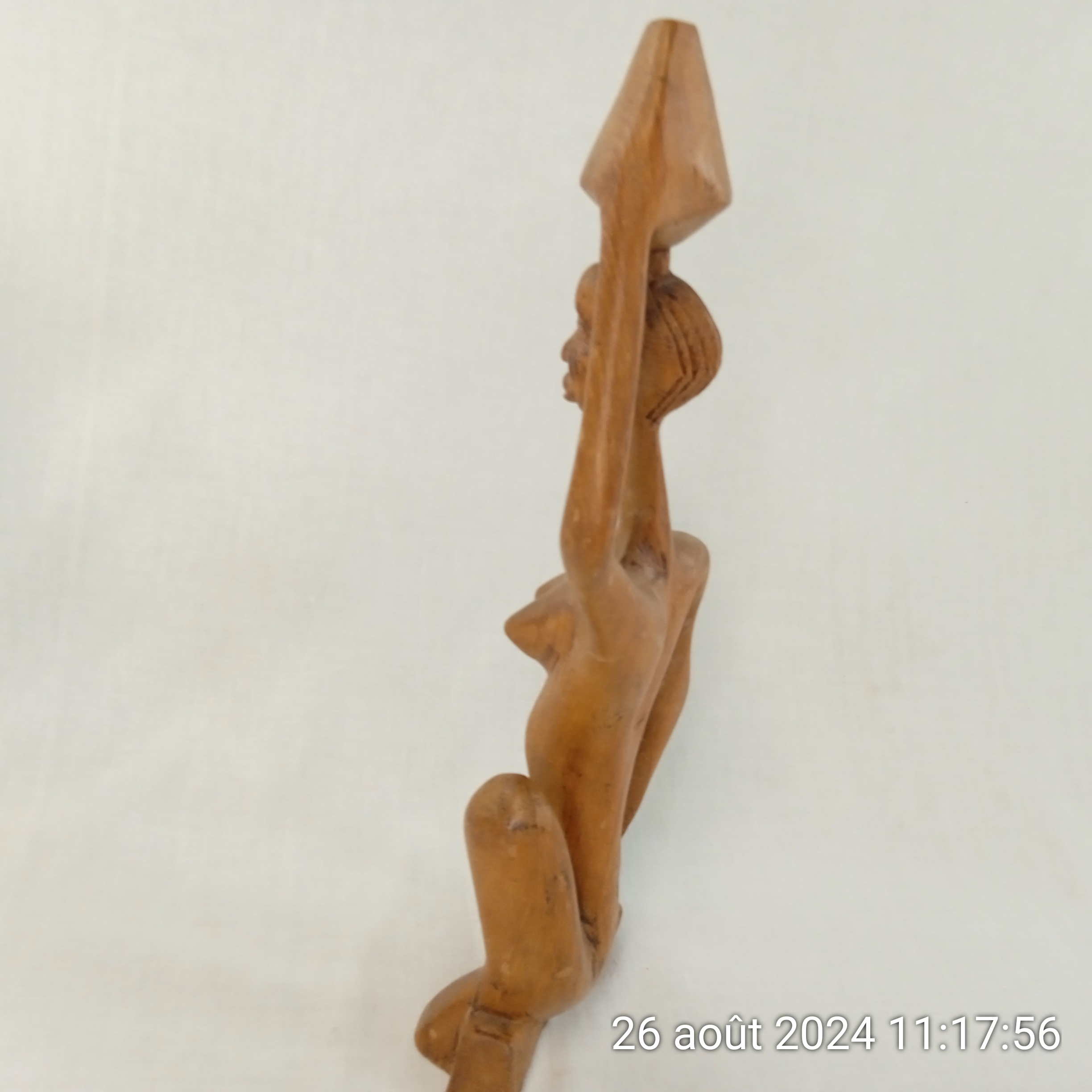 Voir photo 5 de Statuette africaine femme porteuse en bois sculpté 45 cm Statuette africaine femme porteuse en bois sculpté 45 cm Bon état reconditionné photo 5