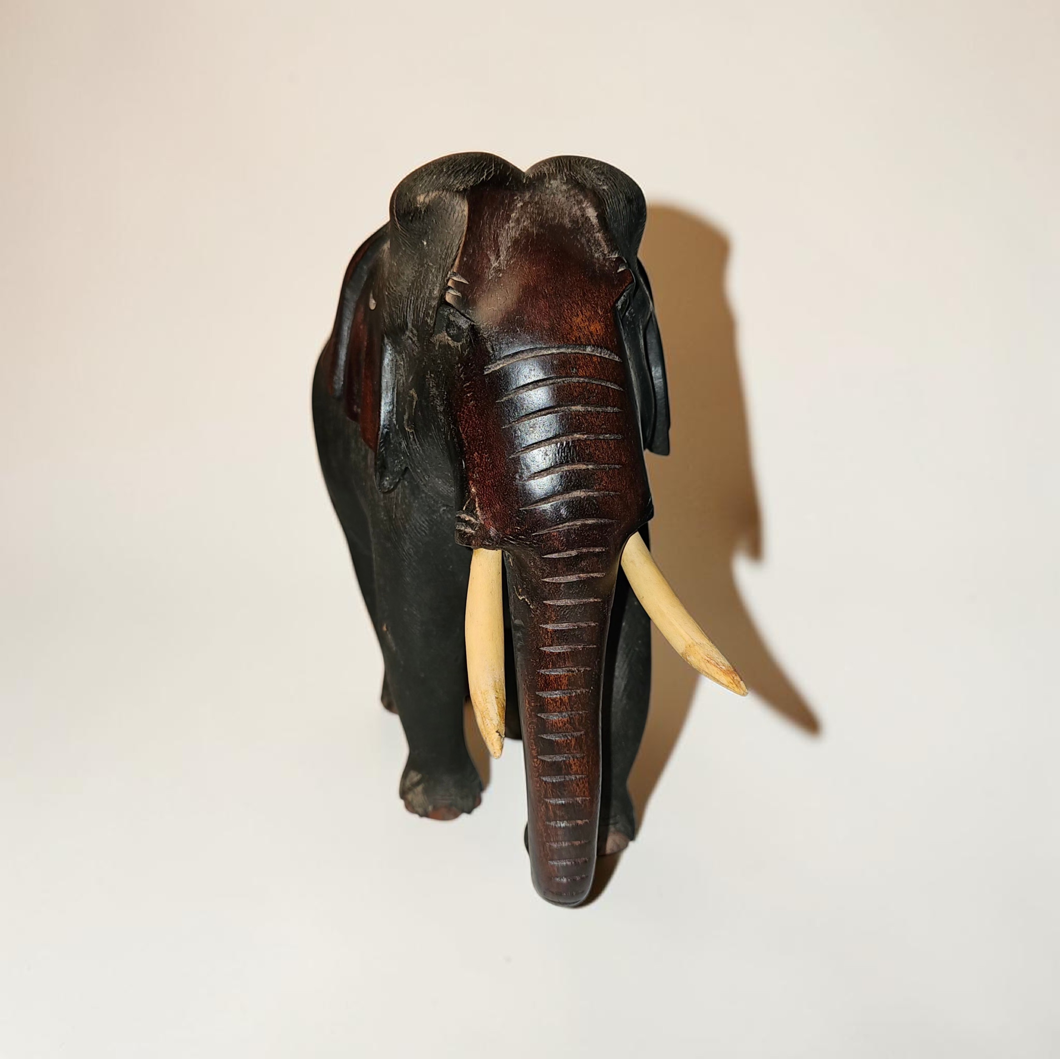 Voir photo 7 de Statuette Art-Déco Éléphant en bois massif sculptés (grand format) Statuette Art-Déco Éléphant en bois massif sculptés (grand format) Très bon état reconditionné photo 7