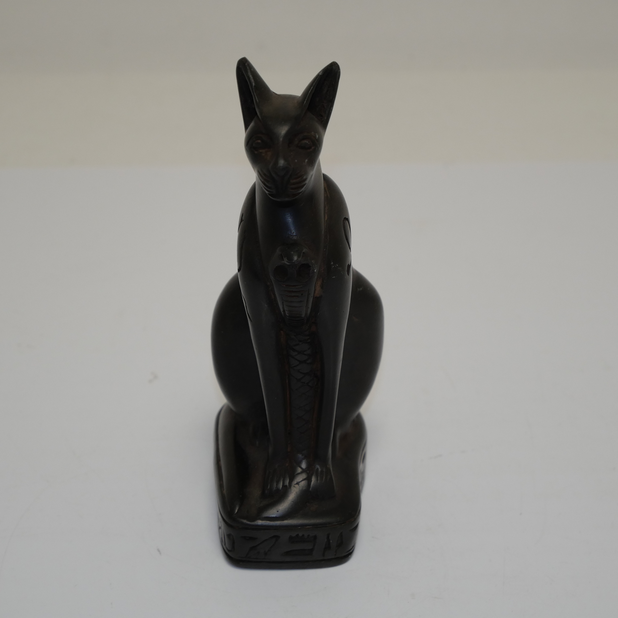 Voir photo 2 de Statuette chat sacré égyptien Bastet – Résine noire avec effet en pierre Statuette chat sacré égyptien Bastet – Résine noire avec effet en pierre Bon état reconditionné photo 2