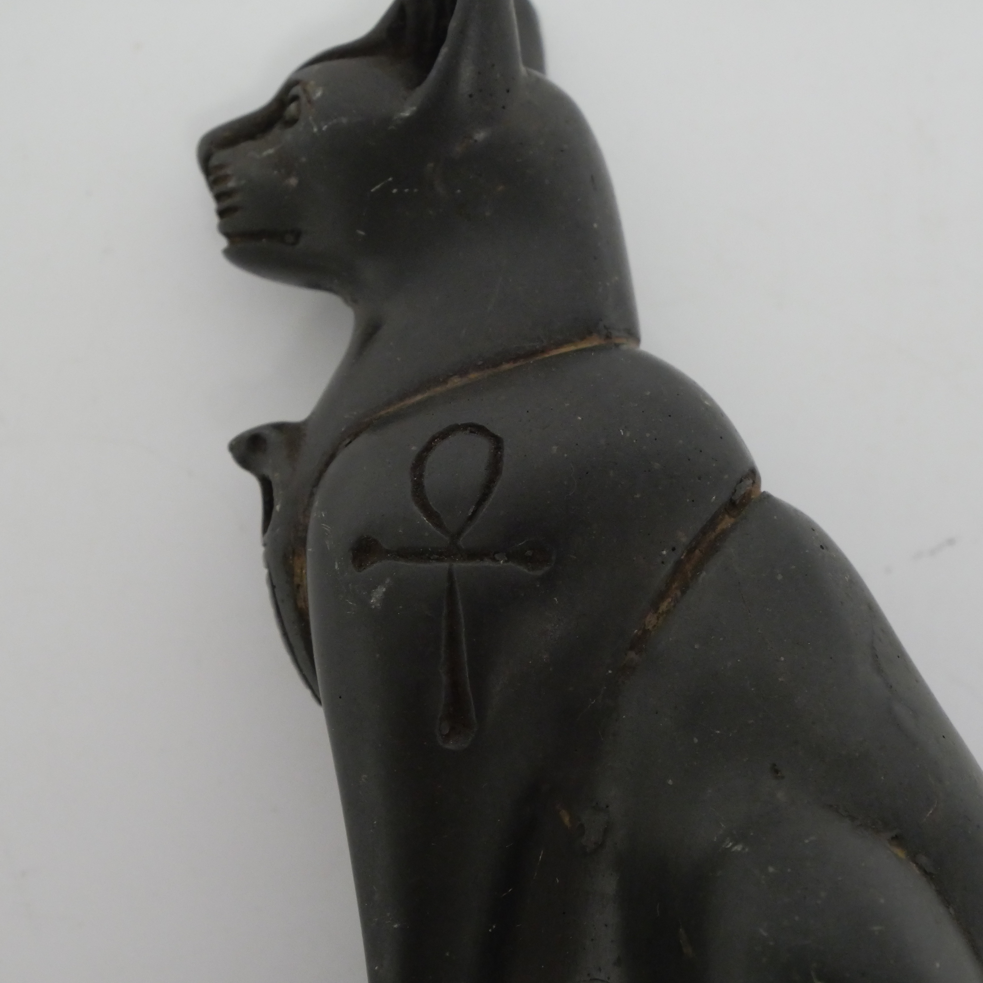 Voir photo 3 de Statuette chat sacré égyptien Bastet – Résine noire avec effet en pierre Statuette chat sacré égyptien Bastet – Résine noire avec effet en pierre Bon état reconditionné photo 3