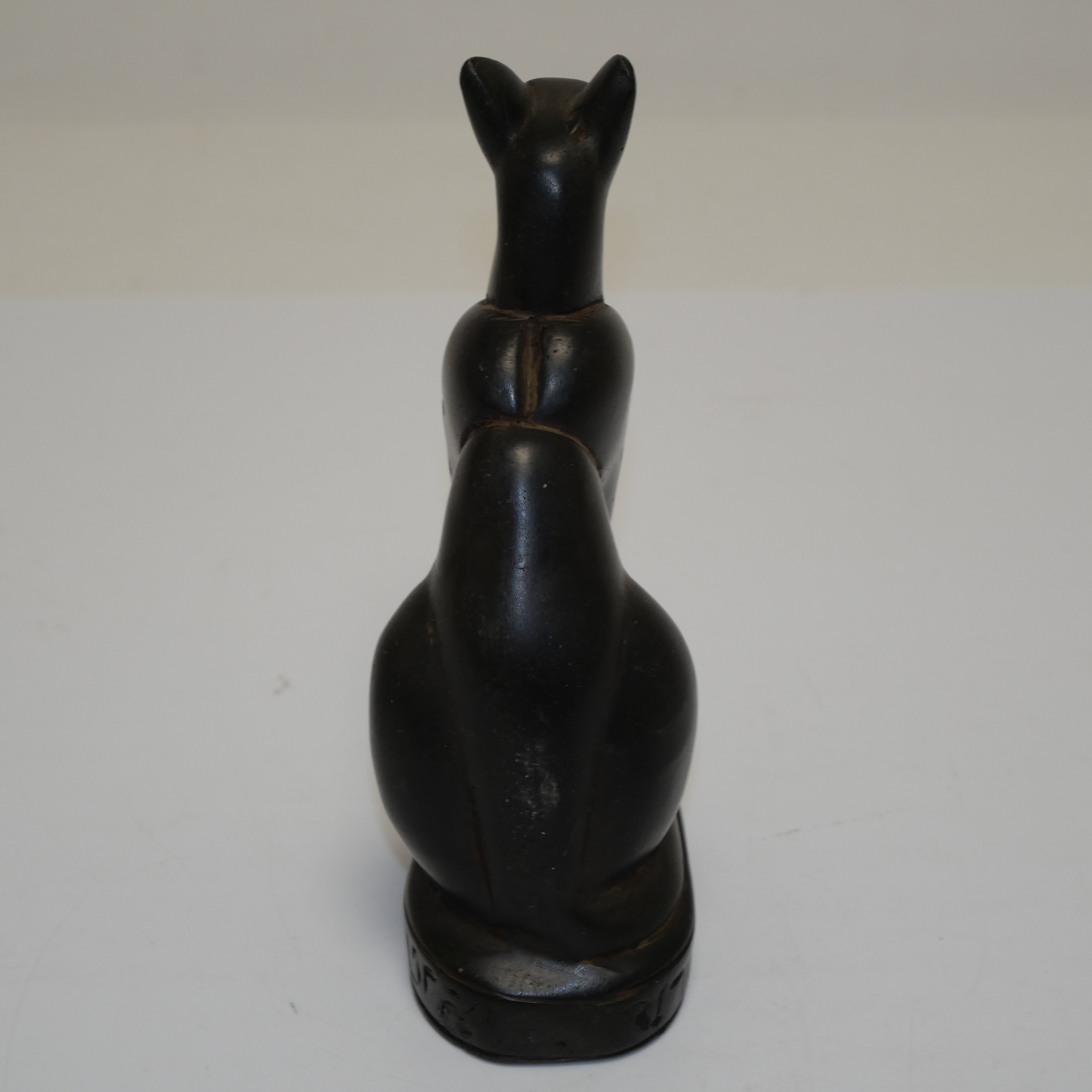 Voir photo 5 de Statuette chat sacré égyptien Bastet – Résine noire avec effet en pierre Statuette chat sacré égyptien Bastet – Résine noire avec effet en pierre Bon état reconditionné photo 5