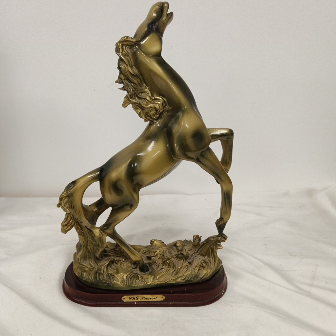 Voir photo 3 de Statuette cheval en résine sur socle Statuette cheval en résine sur socle Très bon état reconditionné photo 3