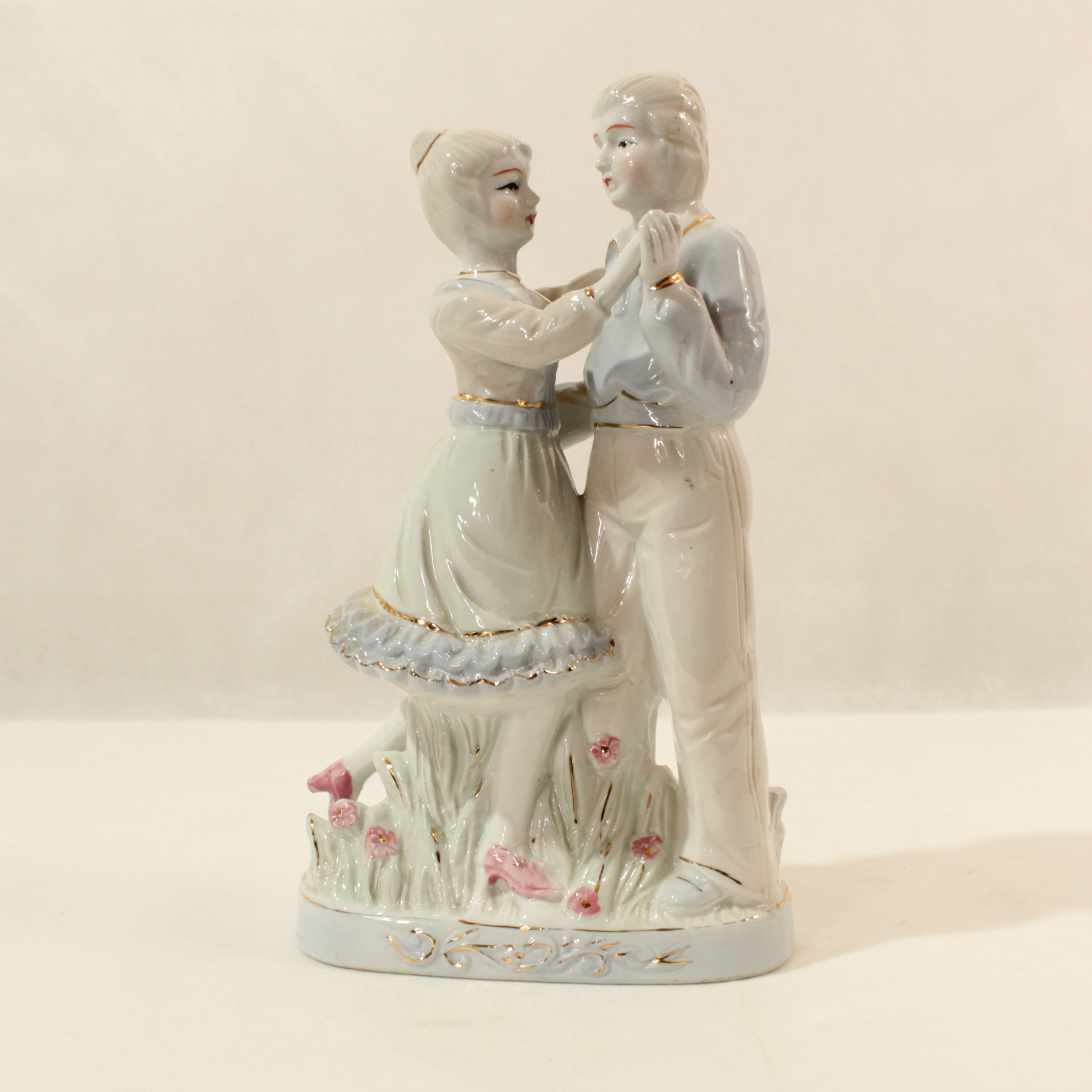 Statuette couple danseur en porcelaine Très bon état - 10,00 € Statuette couple danseur en porcelaine Très bon état reconditionné disponible sur Label Emmaüs