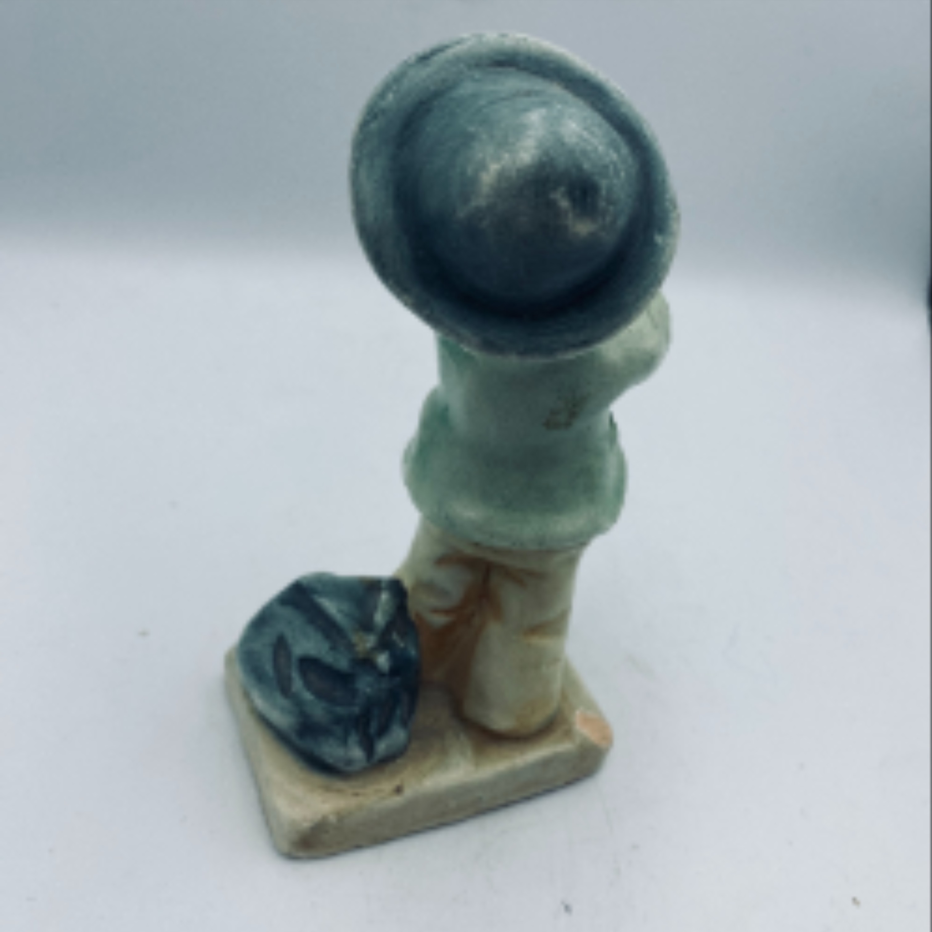 Voir photo 3 de Statuette d'un écolier portant un petit chien Statuette d'un écolier portant un petit chien État correct reconditionné photo 3