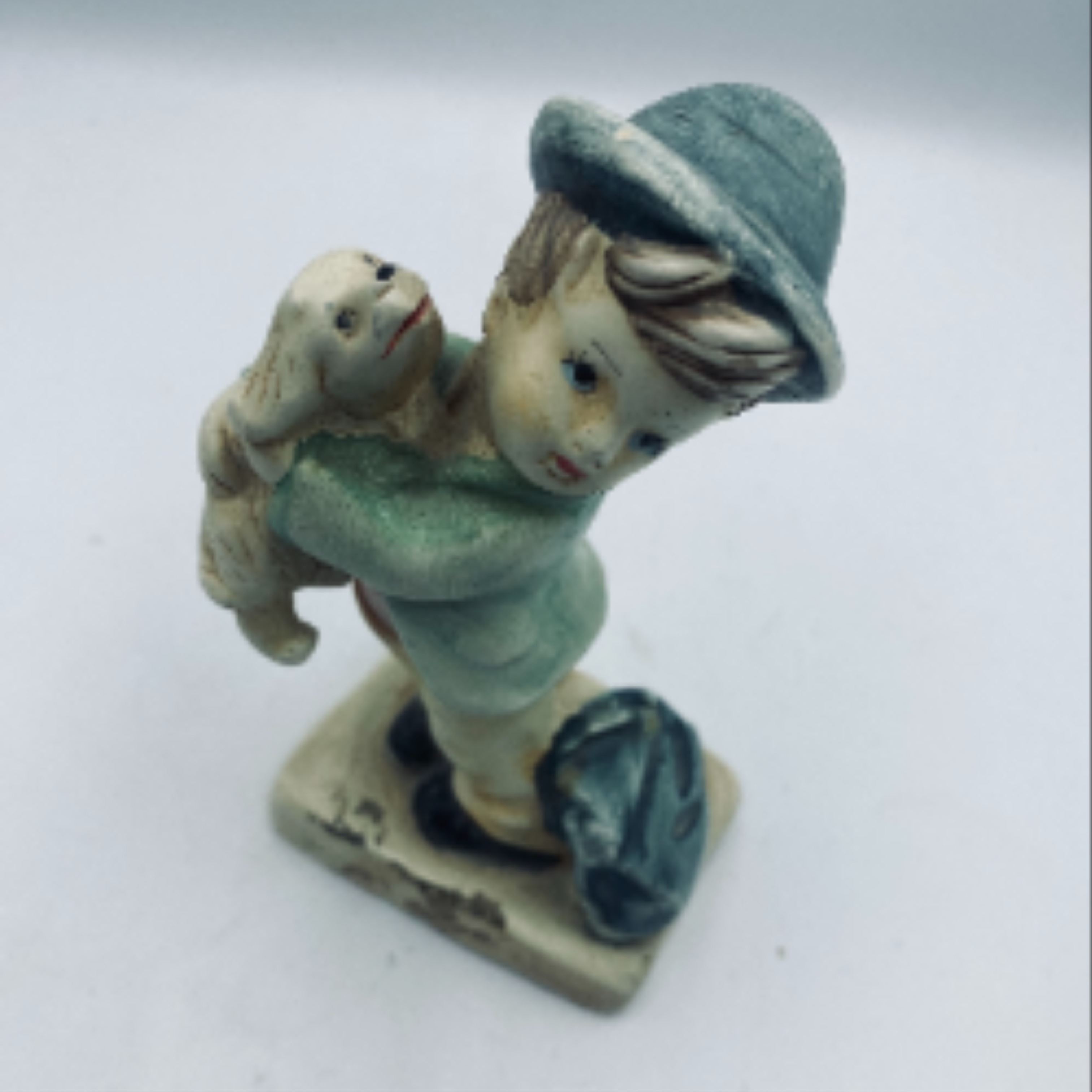 Voir photo 4 de Statuette d'un écolier portant un petit chien Statuette d'un écolier portant un petit chien État correct reconditionné photo 4