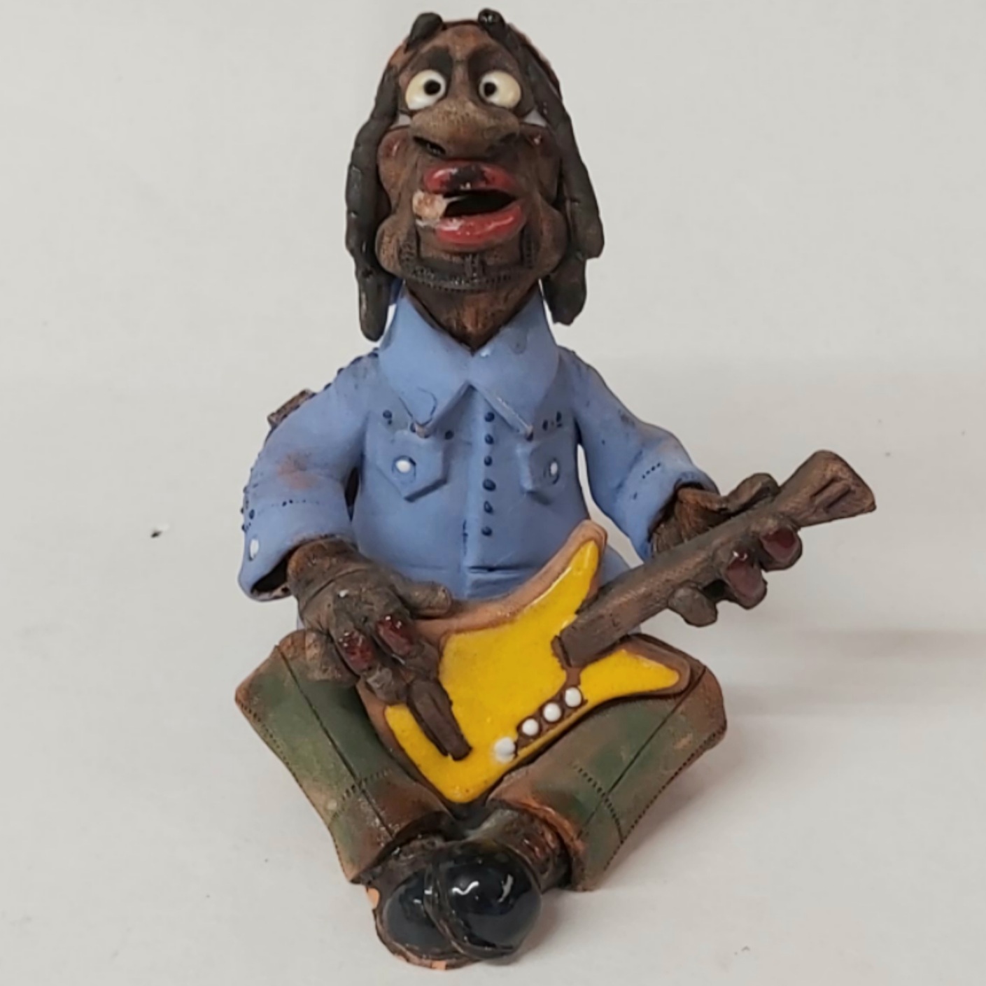 Statuette d'un guitariste rasta - 10,00 € Statuette d'un guitariste rasta reconditionné disponible sur Label Emmaüs