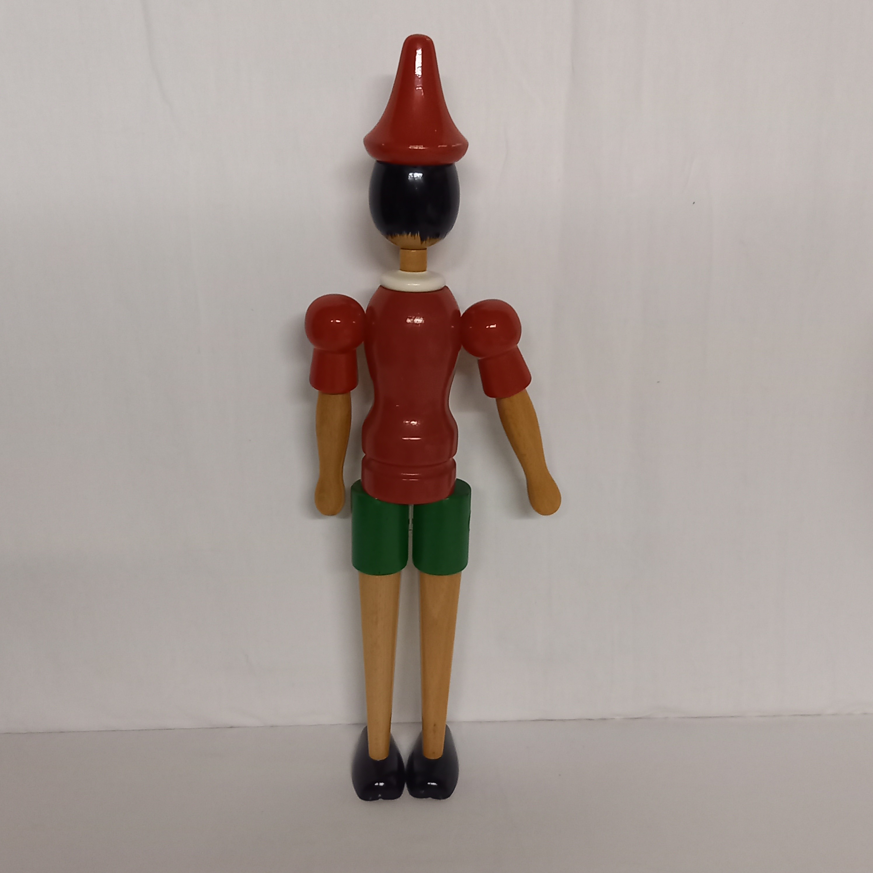 Voir photo 2 de Statuette de Pinocchio en bois articulé . Vintage. Statuette de Pinocchio en bois articulé . Vintage. Bon état reconditionné photo 2