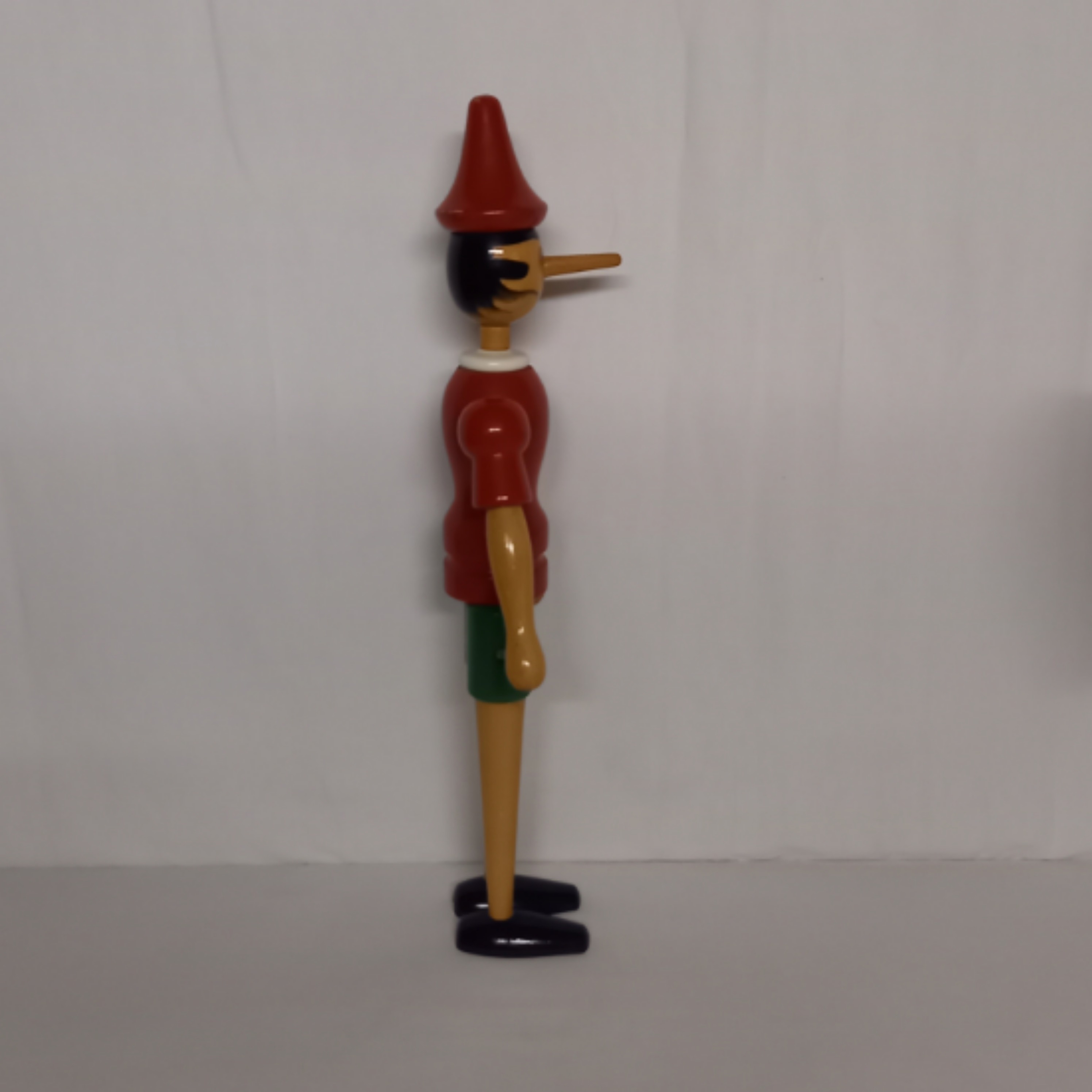 Voir photo 3 de Statuette de Pinocchio en bois articulé . Vintage. Statuette de Pinocchio en bois articulé . Vintage. Bon état reconditionné photo 3