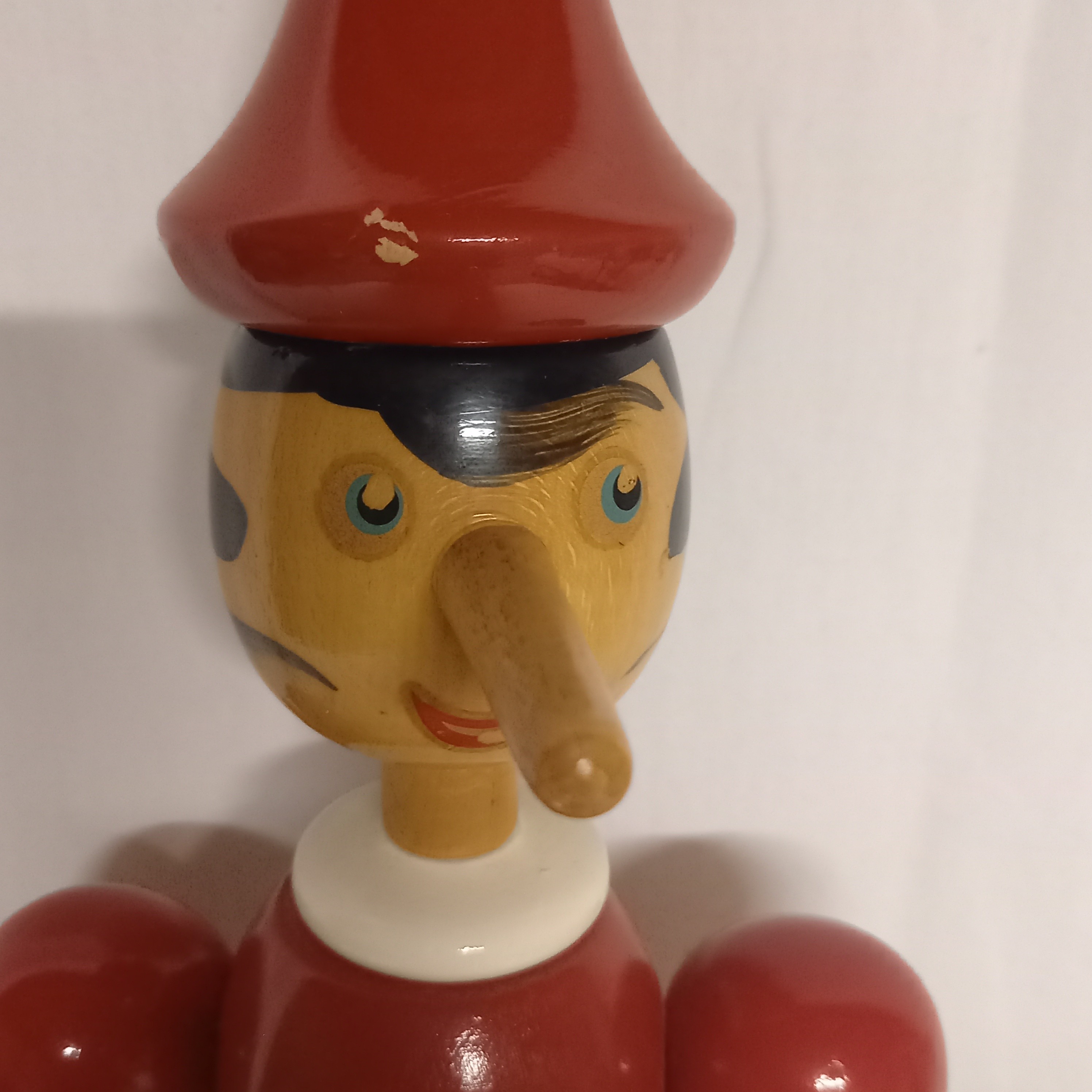 Voir photo 4 de Statuette de Pinocchio en bois articulé . Vintage. Statuette de Pinocchio en bois articulé . Vintage. Bon état reconditionné photo 4