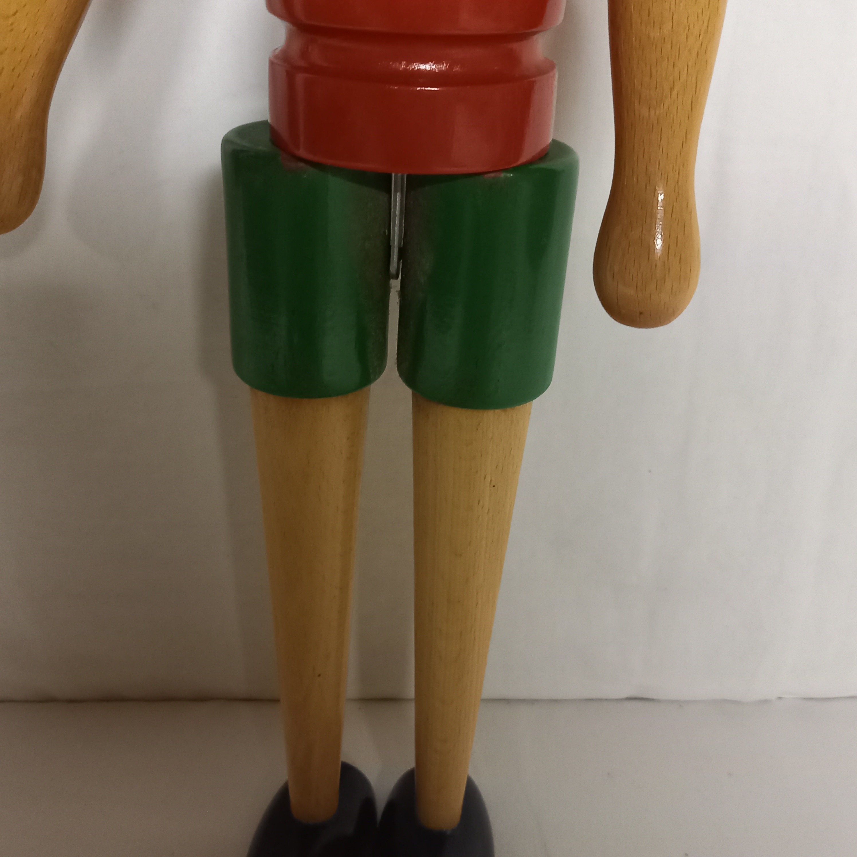 Voir photo 6 de Statuette de Pinocchio en bois articulé . Vintage. Statuette de Pinocchio en bois articulé . Vintage. Bon état reconditionné photo 6